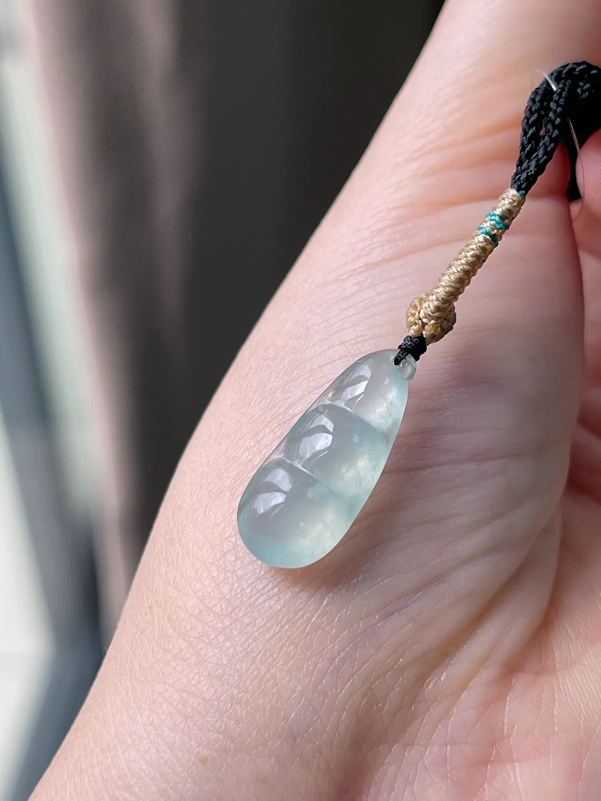 翡翠冰种淡绿色福豆吊坠