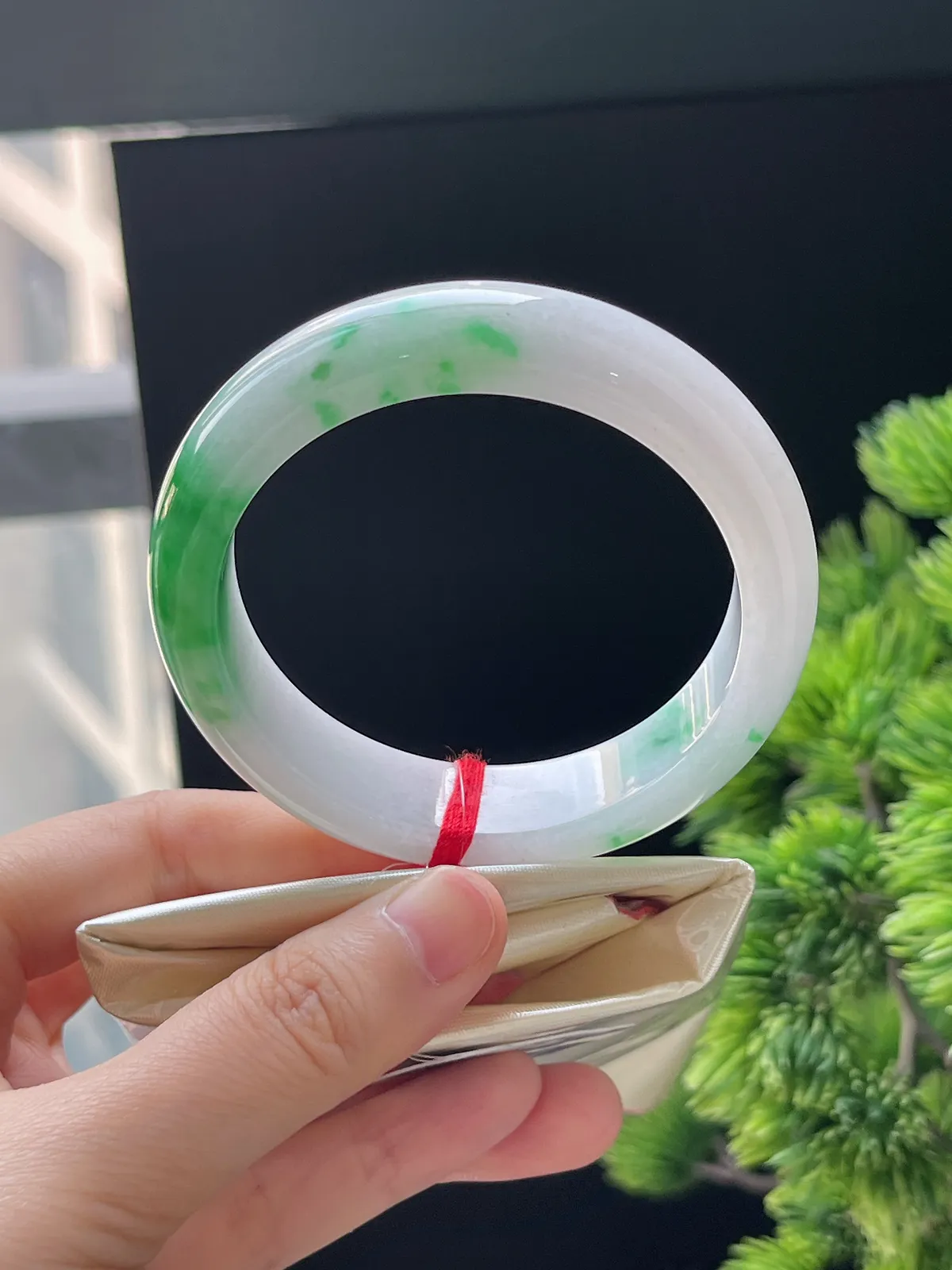 正圈54.6圈口，翡翠糯化种飘绿手镯