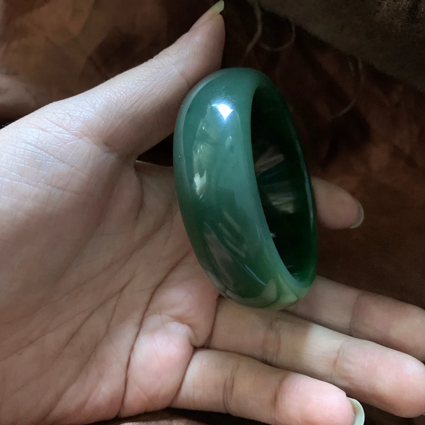 和田玉碧玉56.5圈口菠菜绿手镯，镯型古朴典雅。在诗情画意的雨巷相遇，你是我腕间的一抹风情，有你眸有深情.清风荡漾湖间静水，我愿俯身低眉，在烟波涟漪处寻