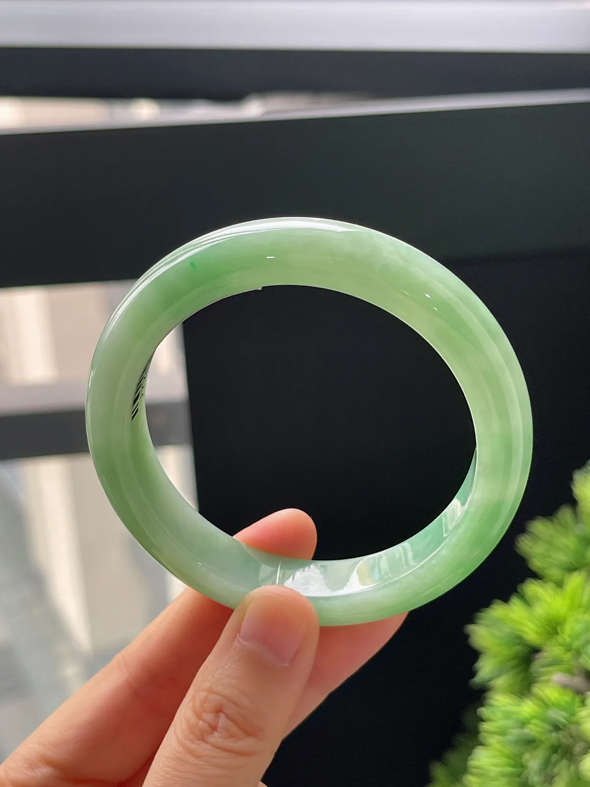 正圈55.8圈口，翡翠糯化种浅绿色手镯