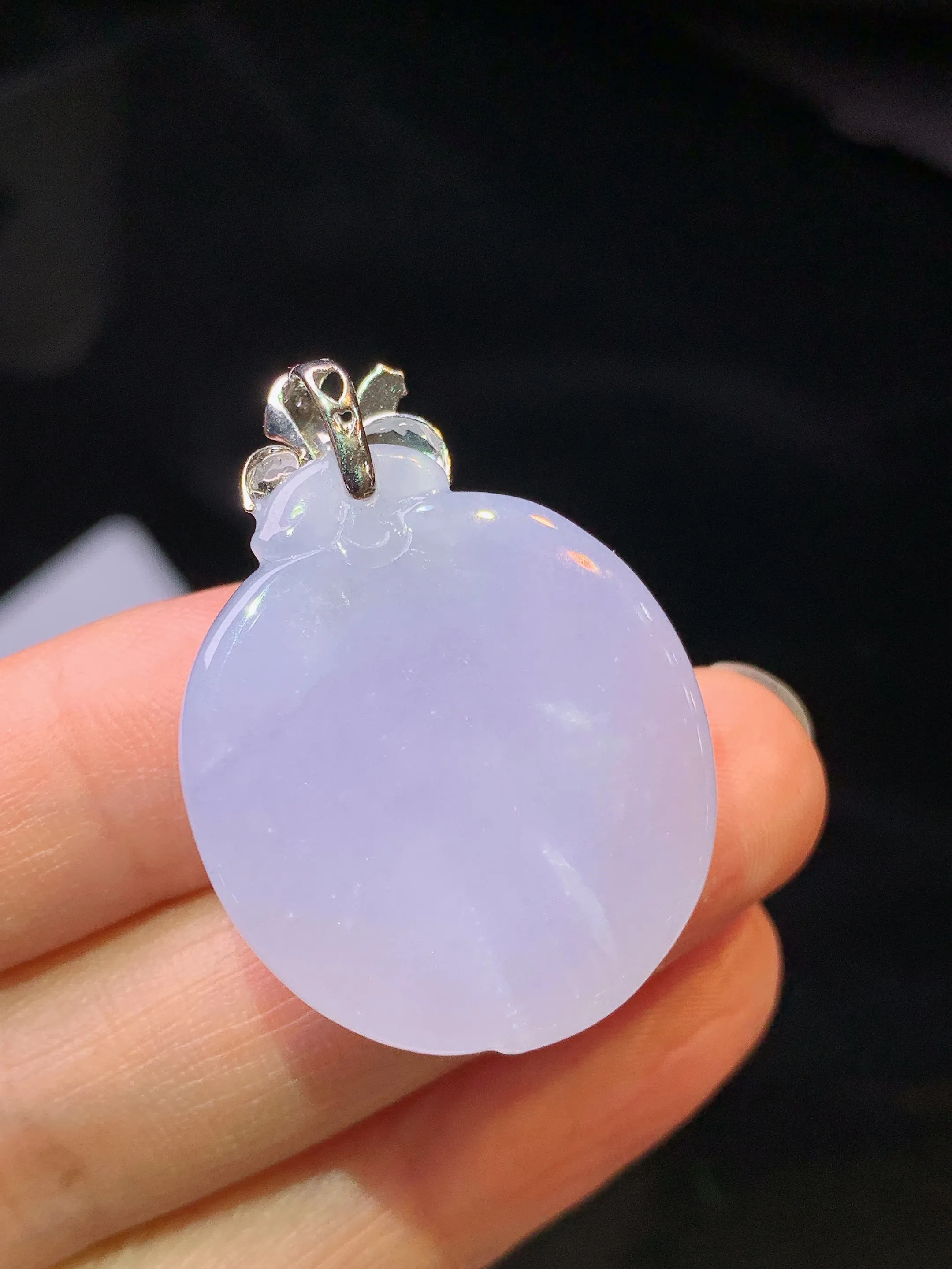 18k金钻镶嵌紫罗兰寿桃吊坠 玉质细腻 色泽艳丽清新 整体尺寸34.3*25.5*10.3