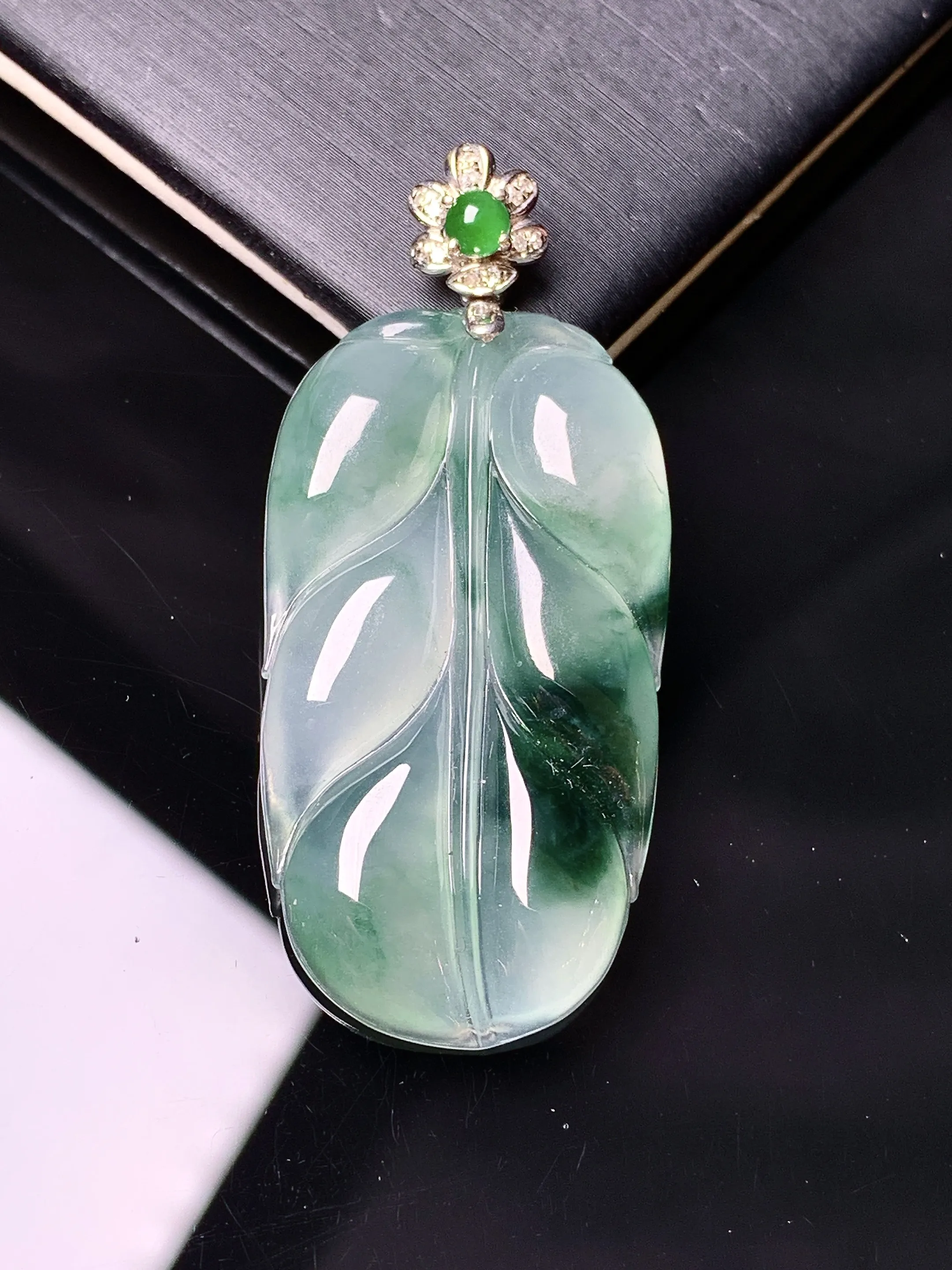 18k金钻镶嵌冰种飘绿树叶吊坠 玉质细腻 色泽艳丽清新 整体尺寸48.2*21.5*4.8