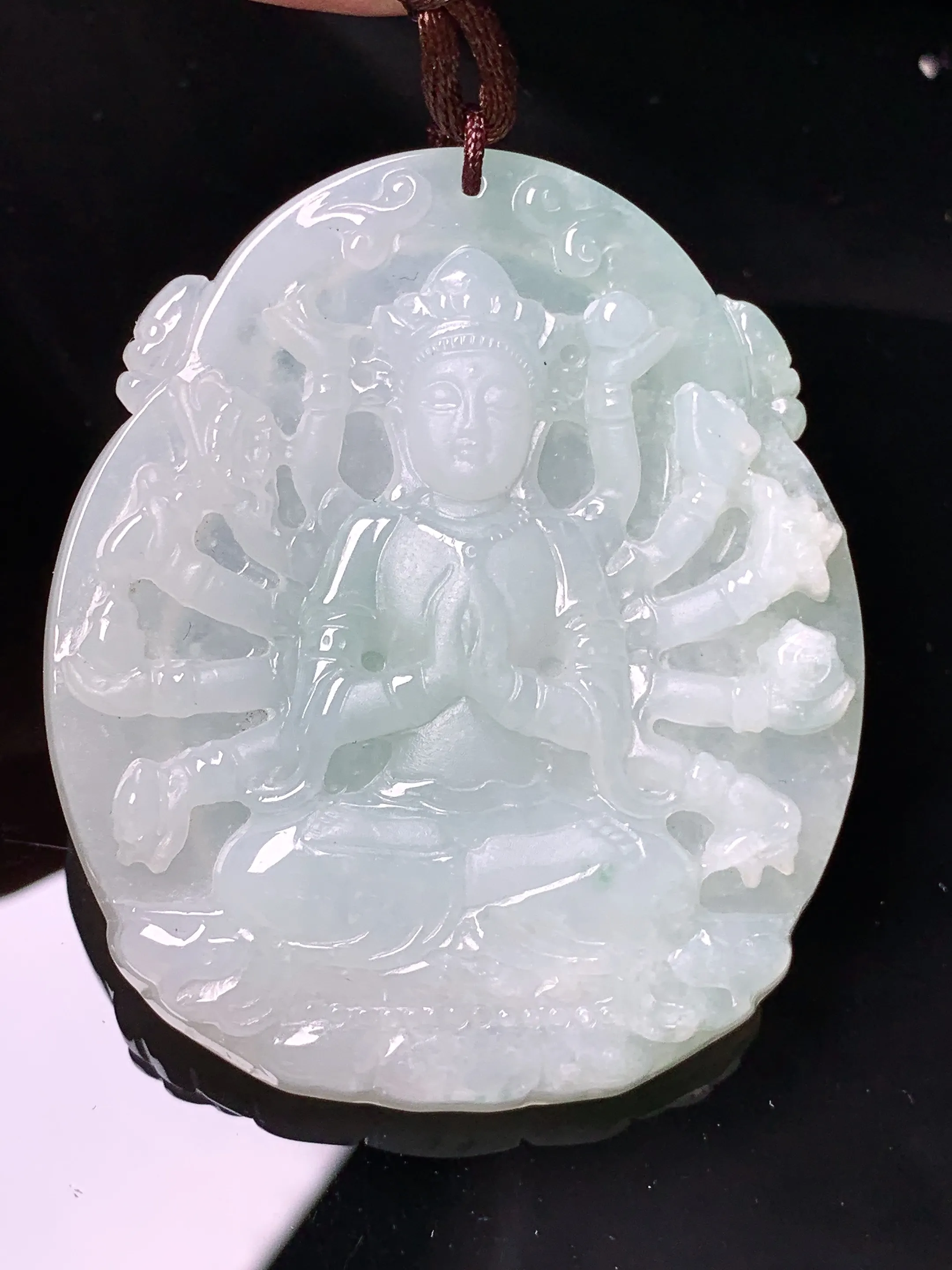 飘绿千手观音菩萨吊坠 玉质细腻 色泽艳丽清新 整体尺寸53.8*46*6.2