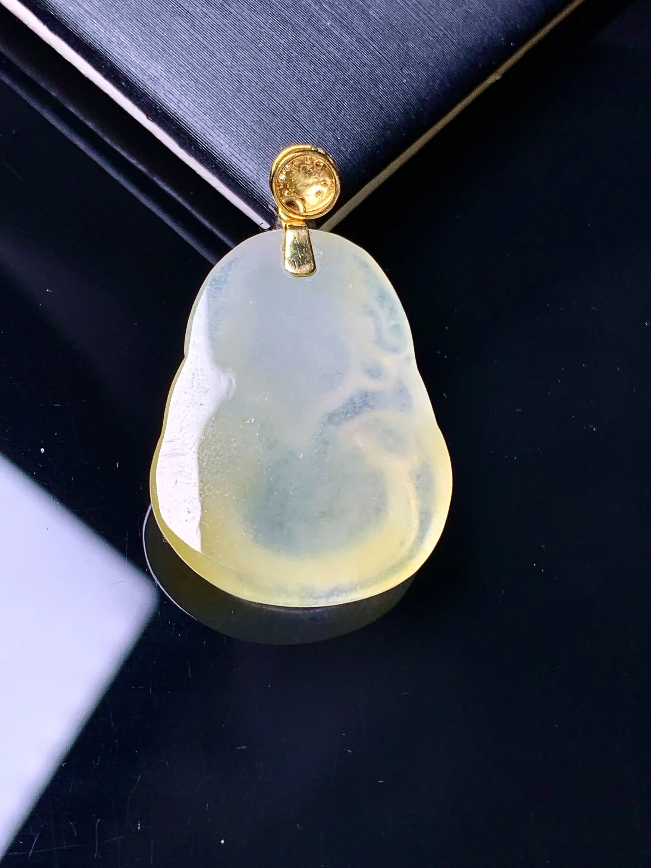 18k金钻镶嵌飘黄翡财神吊坠 玉质细腻 色泽艳丽清新 整体尺寸32.5*20*6