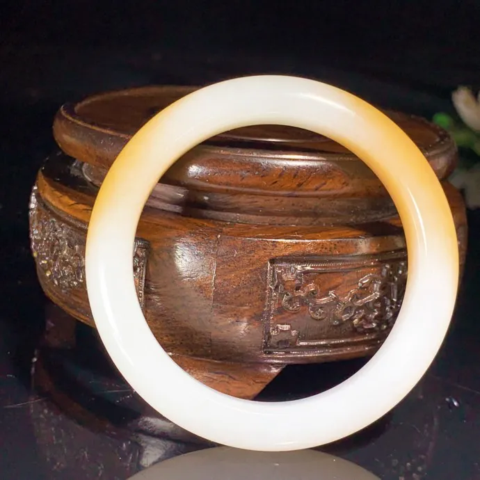 51圈口 新疆且末糖手镯。且末糖羊脂白玉手镯。圈口51条宽10厚9mm重39克，白度一级。玉质细腻油润 脂粉好，品质好！lt250611