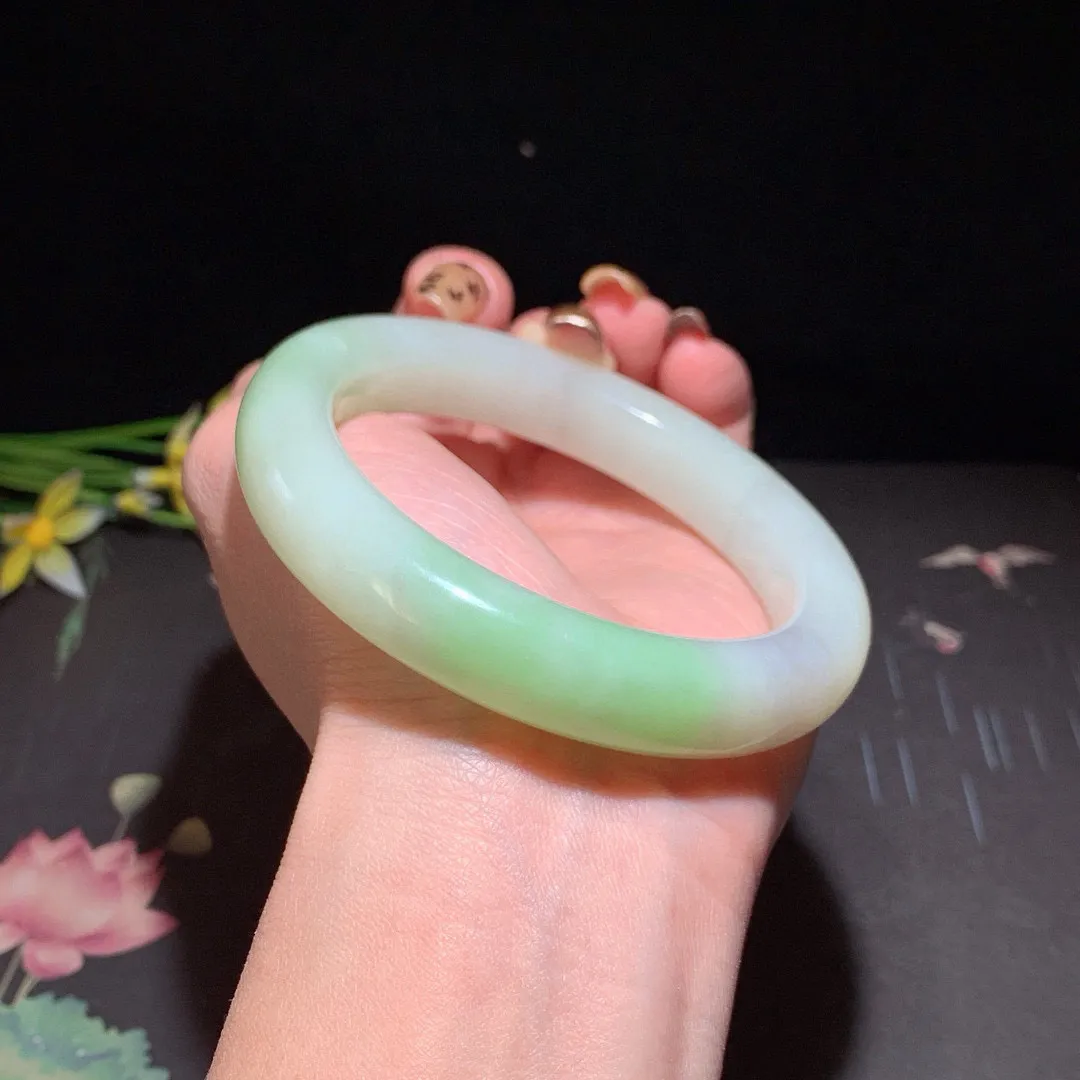 和田玉60圈口翠青手镯！玉质细腻油润 底色纯净 无裂无黑 脂粉好，品质高