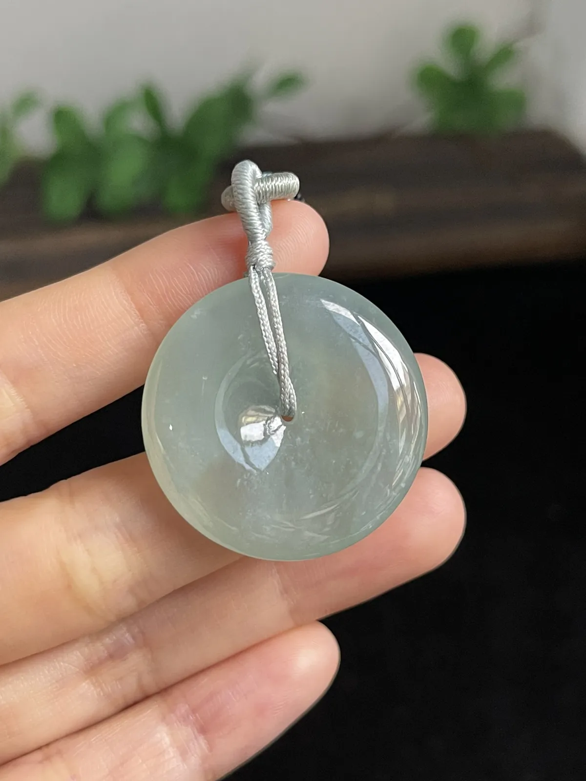 翡翠冰糯种淡绿色平安扣，配珠未测