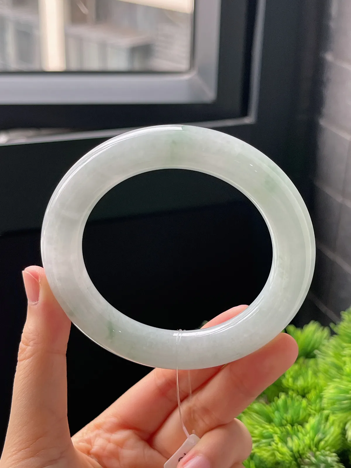 圆镯57.8圈口，翡翠糯化种飘绿手镯