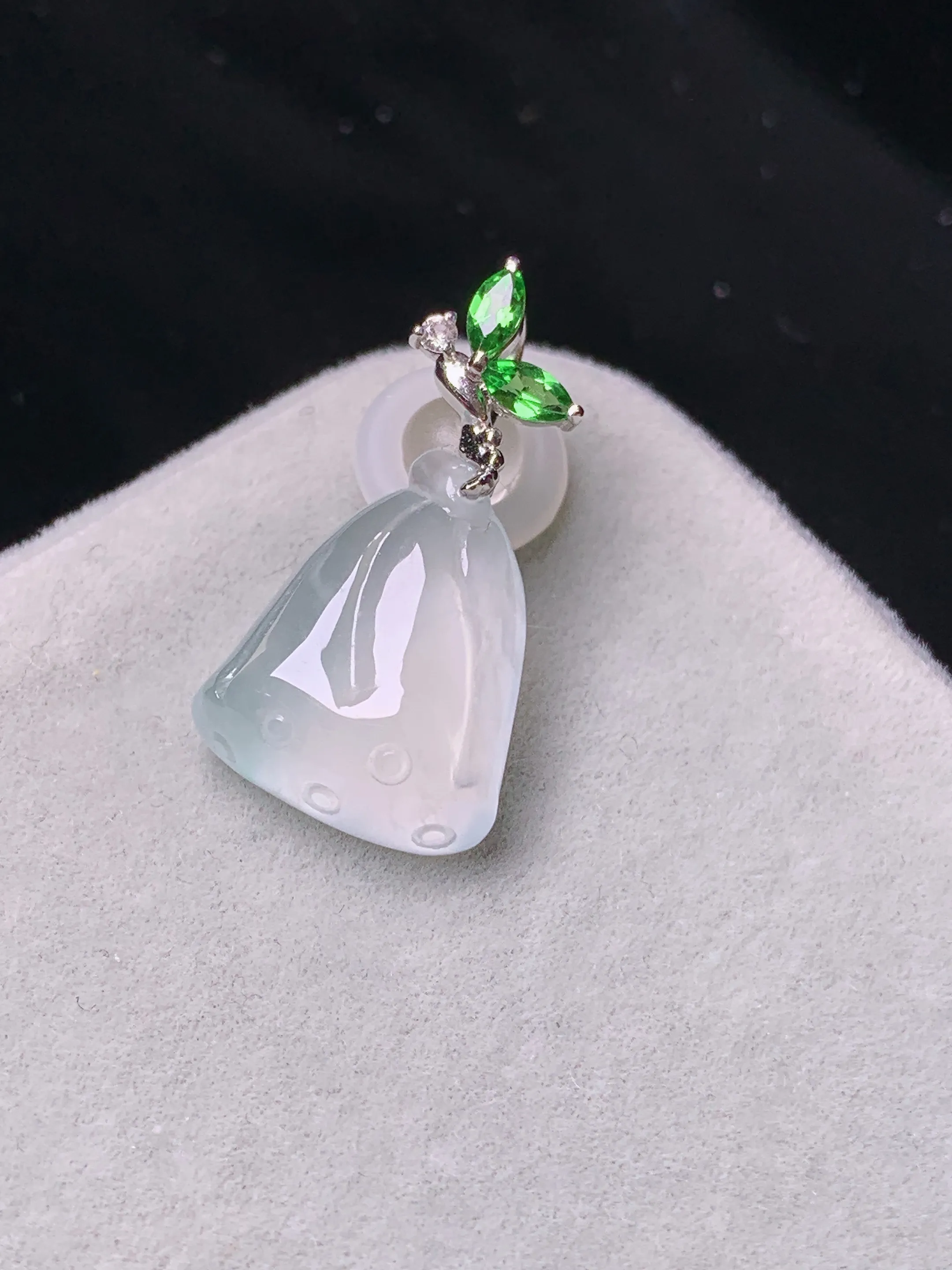 18k金钻镶嵌冰种莲蓬吊坠 玉质细腻 色泽艳丽清新 整体尺寸23.5*12.8*6