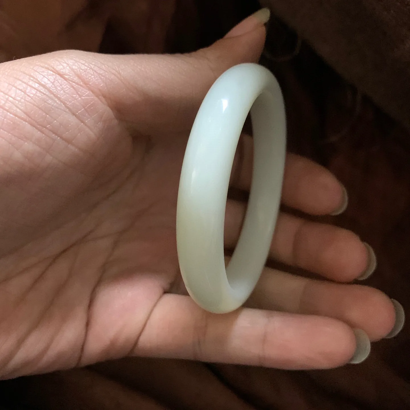 和田玉54.6圈口白玉手镯【挽间柔情】，镯型古朴典雅。在诗情画意的雨巷相遇，你是我腕间的一抹风情，有