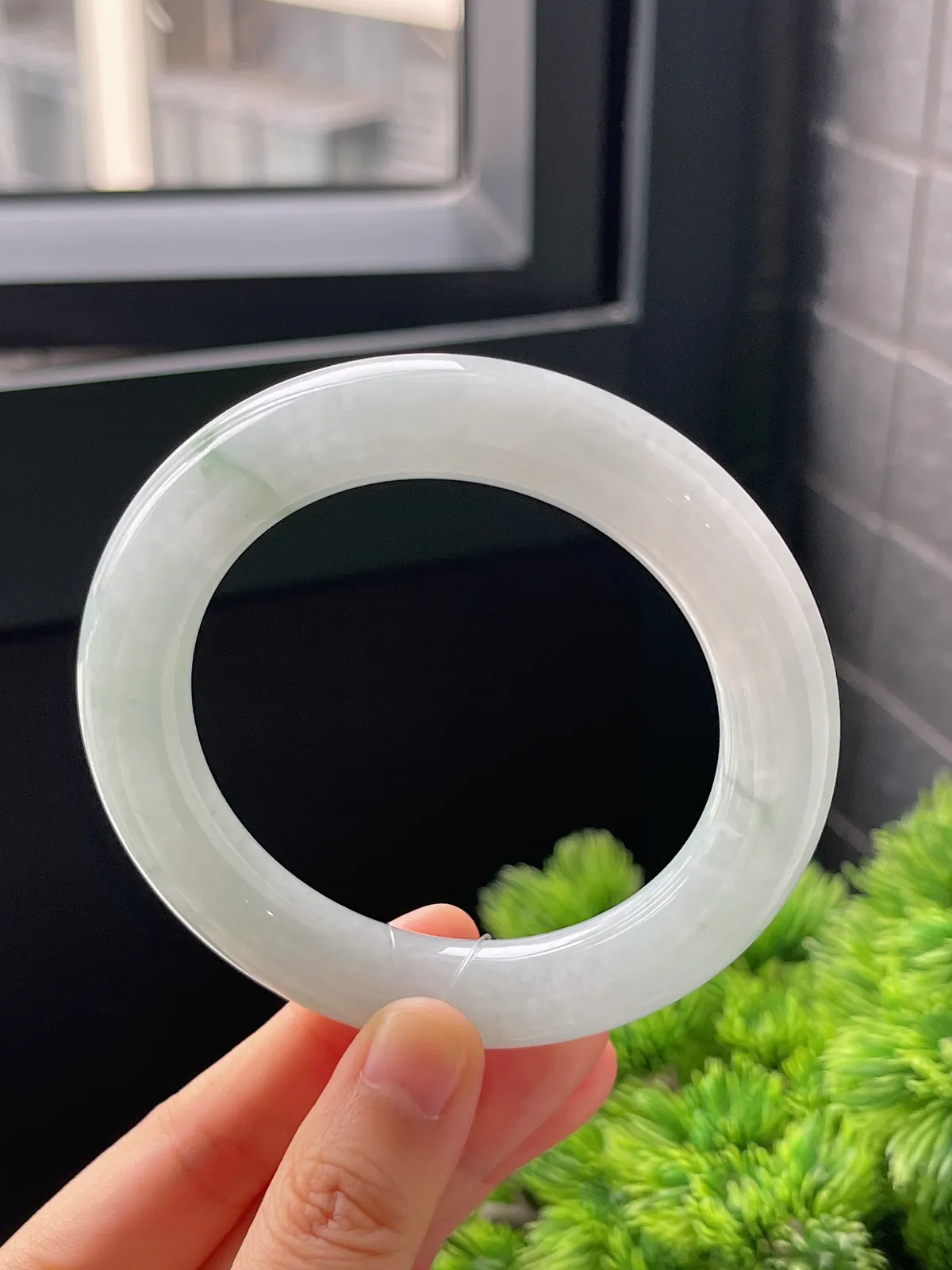 圆镯57.8圈口，翡翠糯化种飘绿手镯