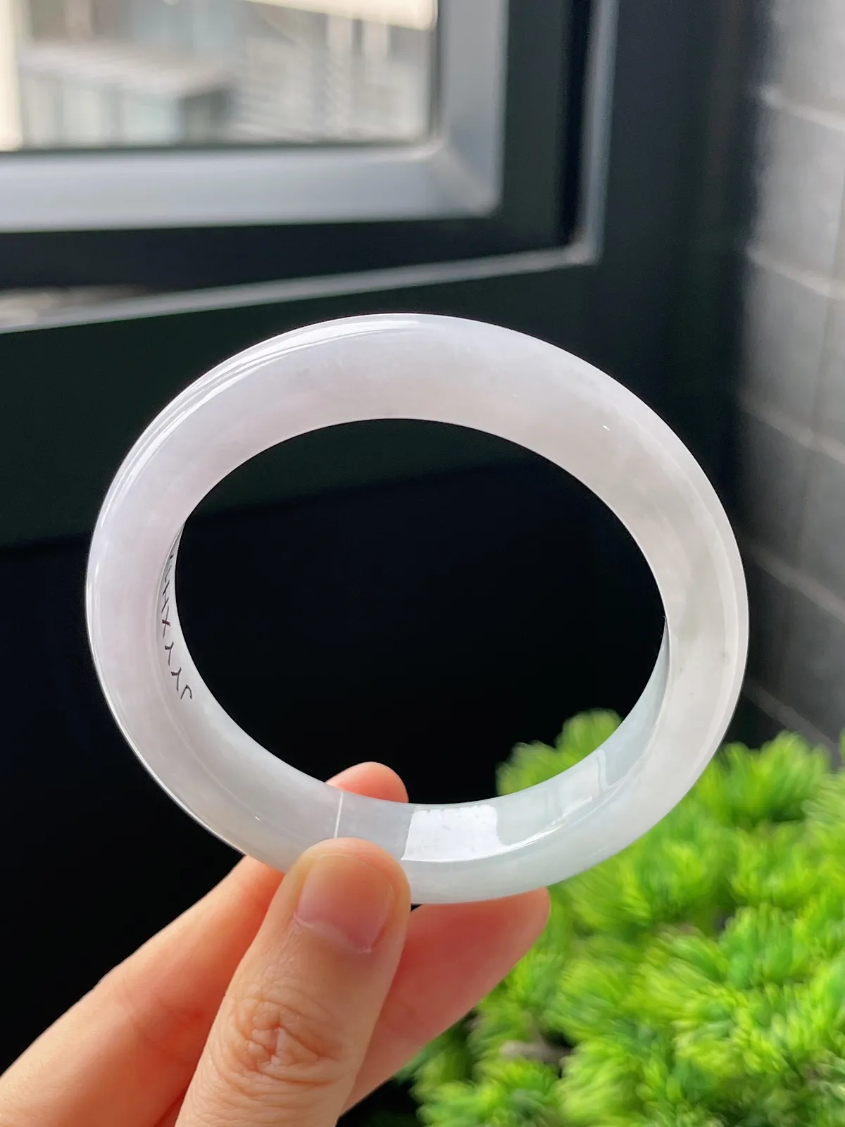 正圈56.9圈口，翡翠糯化种淡绿色手镯