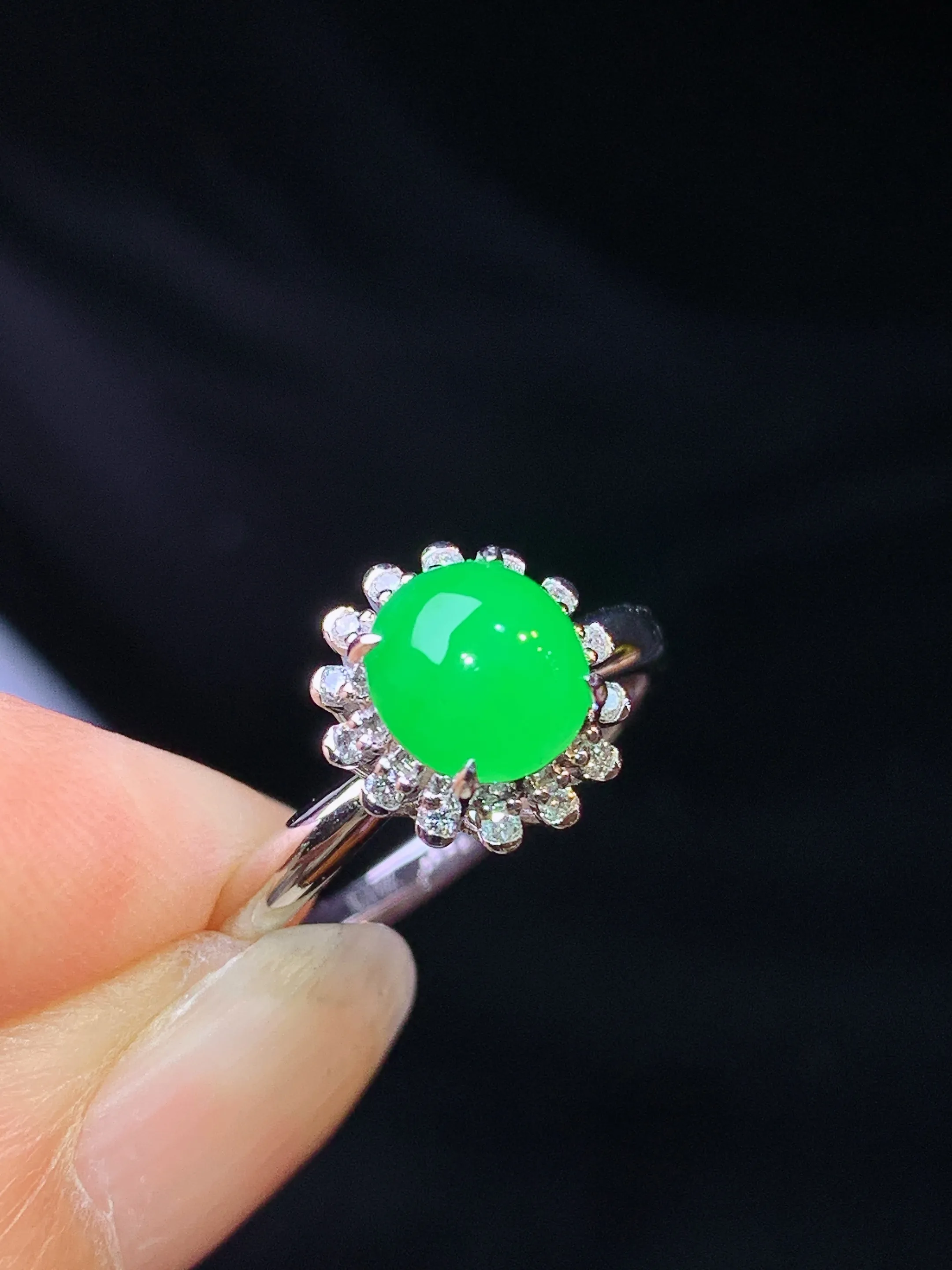18k金钻镶嵌满绿蛋面戒指 玉质细腻 色泽艳丽清新 圈口13 整体尺寸10*8.2