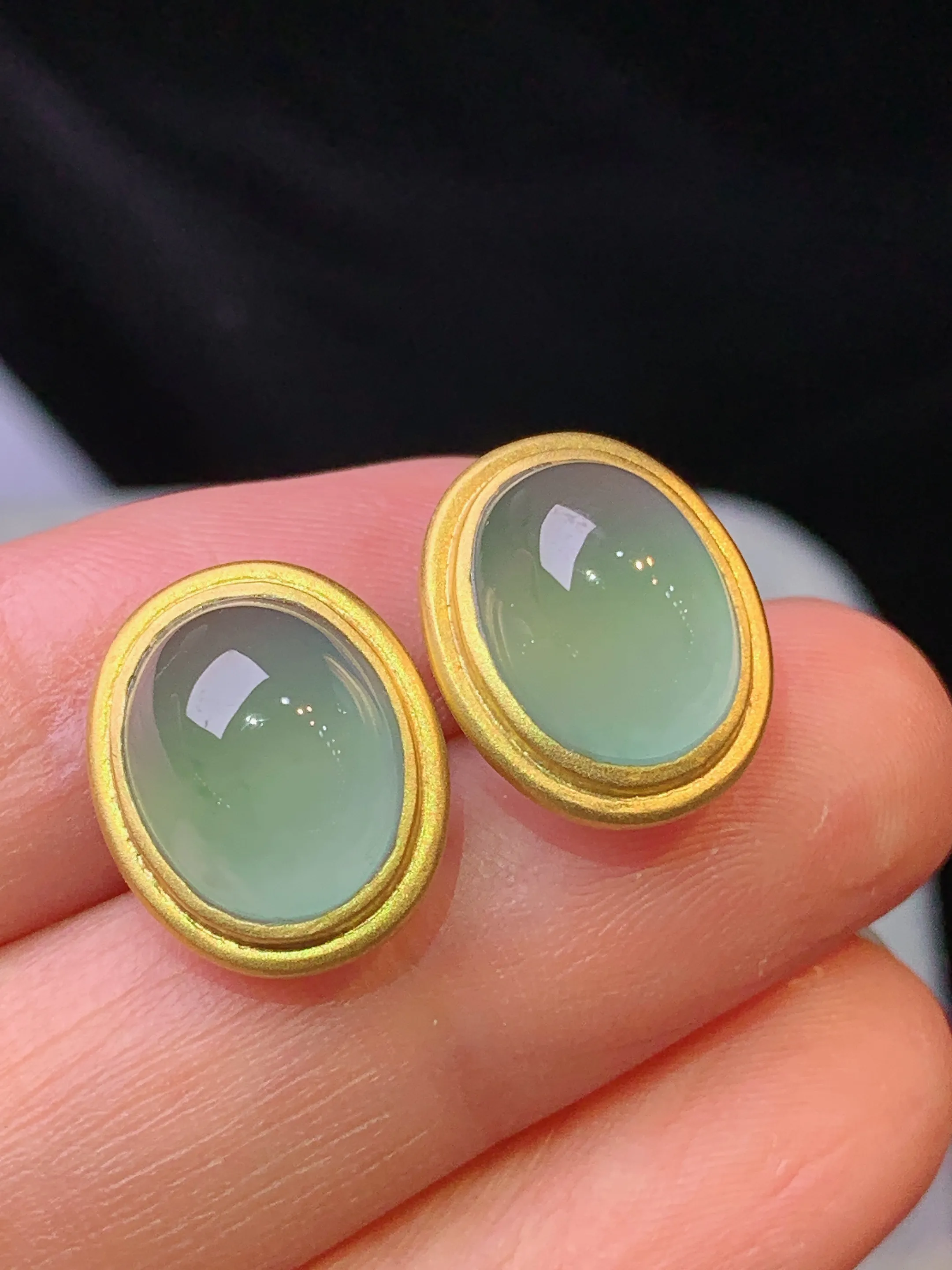 18k金镶嵌晴绿蛋面耳钉 玉质细腻 色泽艳丽清新 整体尺寸15*12.3*7.2