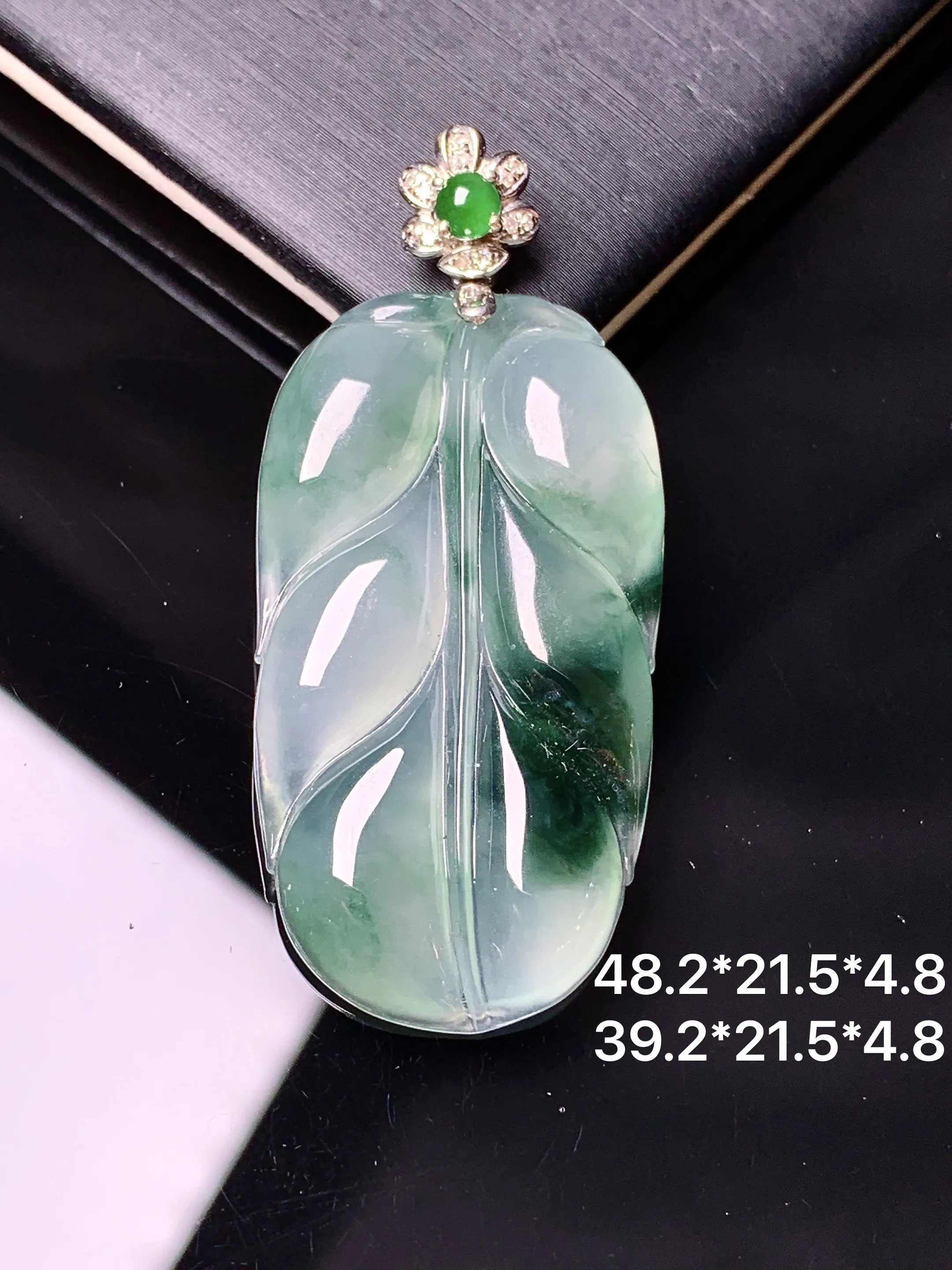 18k金钻镶嵌冰种飘绿树叶吊坠 玉质细腻 色泽艳丽清新 整体尺寸48.2*21.5*4.8