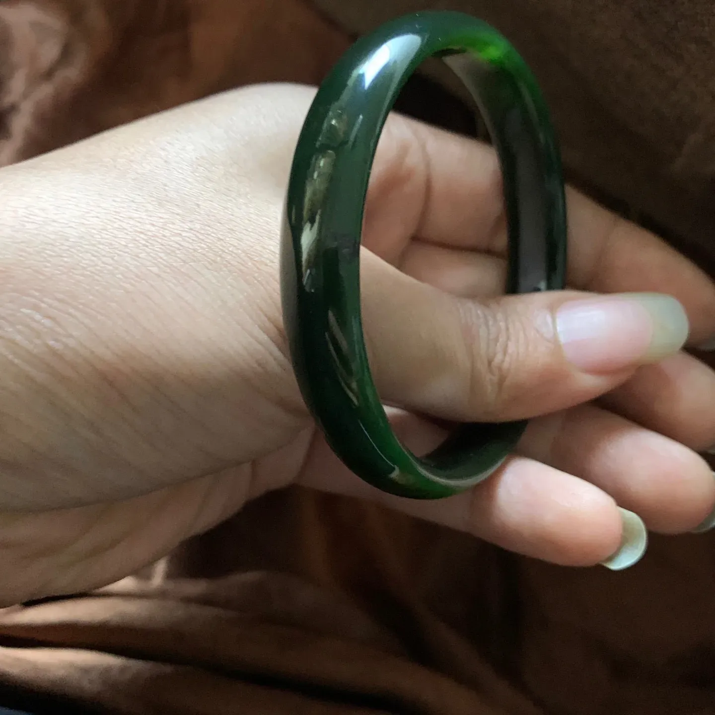 和田玉碧玉61.5圈口菠菜绿手镯，镯型古朴典雅。在诗情画意的雨巷相遇，你是我腕间的一抹风情，有你眸有深情.清风荡漾湖间静水，我愿俯身低眉，在烟波涟漪处寻