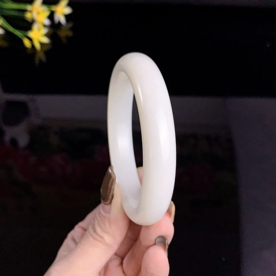 和田玉57.6圈口暖白色手镯！玉质细腻油润 底色纯净无裂无杂 脂粉好，品质高