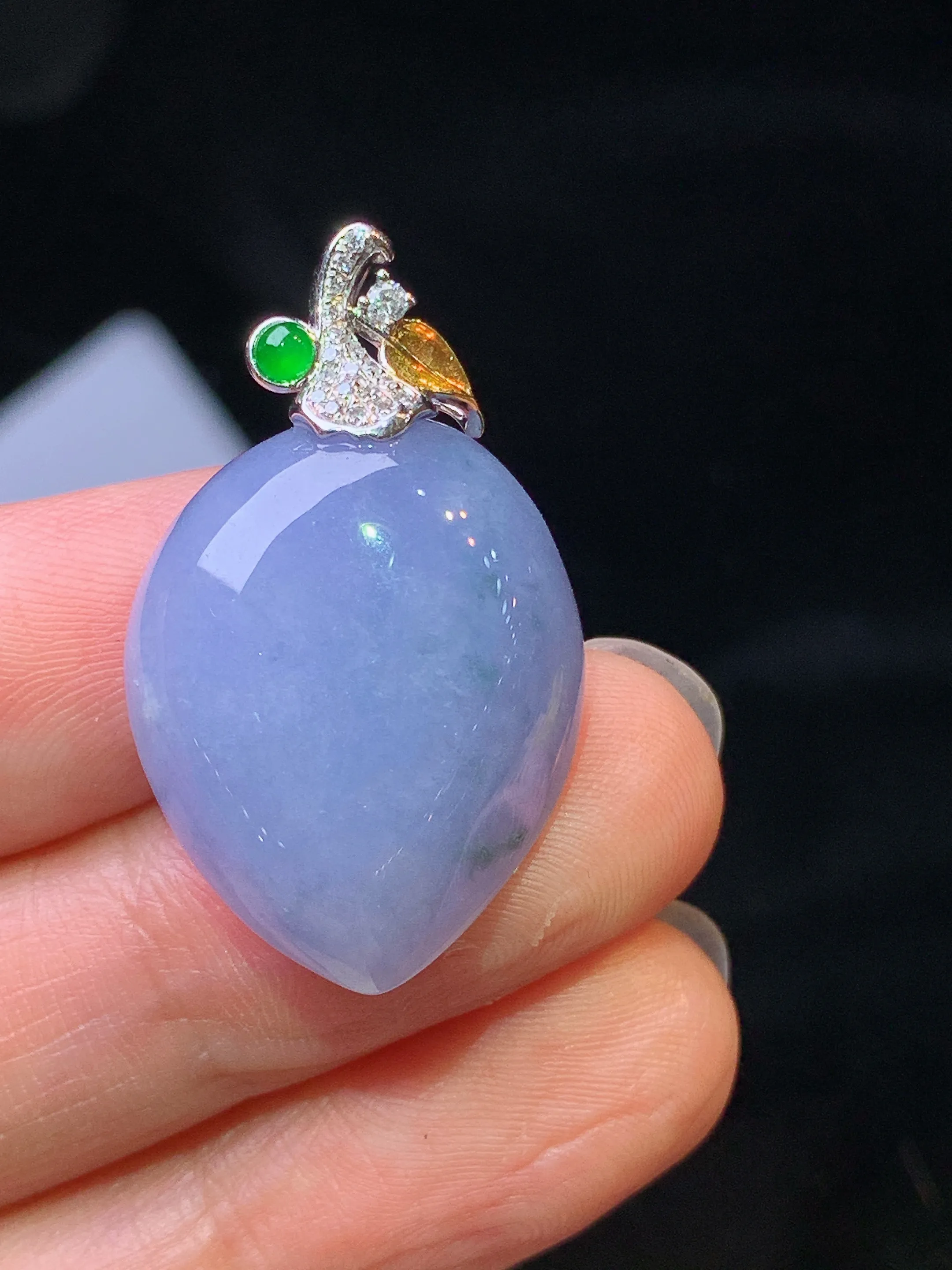 18k金钻镶嵌紫罗兰寿桃吊坠 玉质细腻 色泽艳丽清新 整体尺寸30.5*18.5*8.8