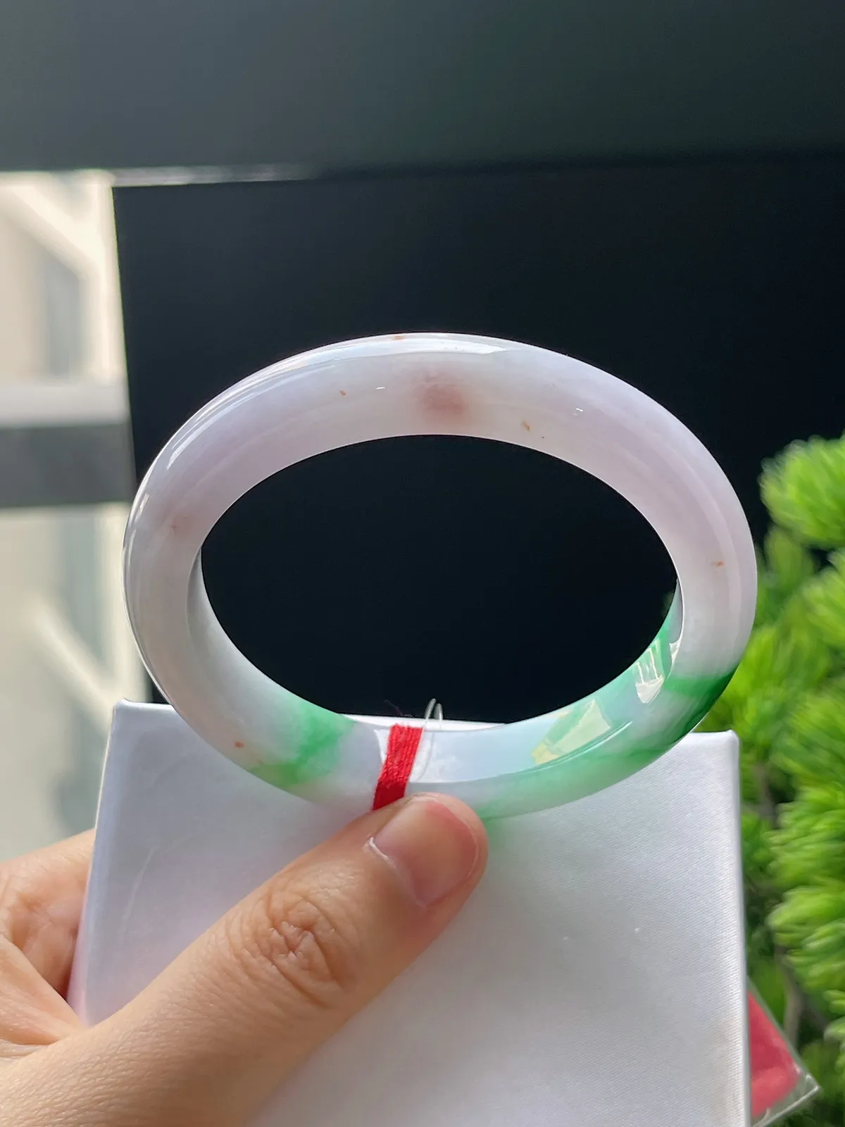 贵妃镯52.5圈口，翡翠糯化种辣绿色手镯