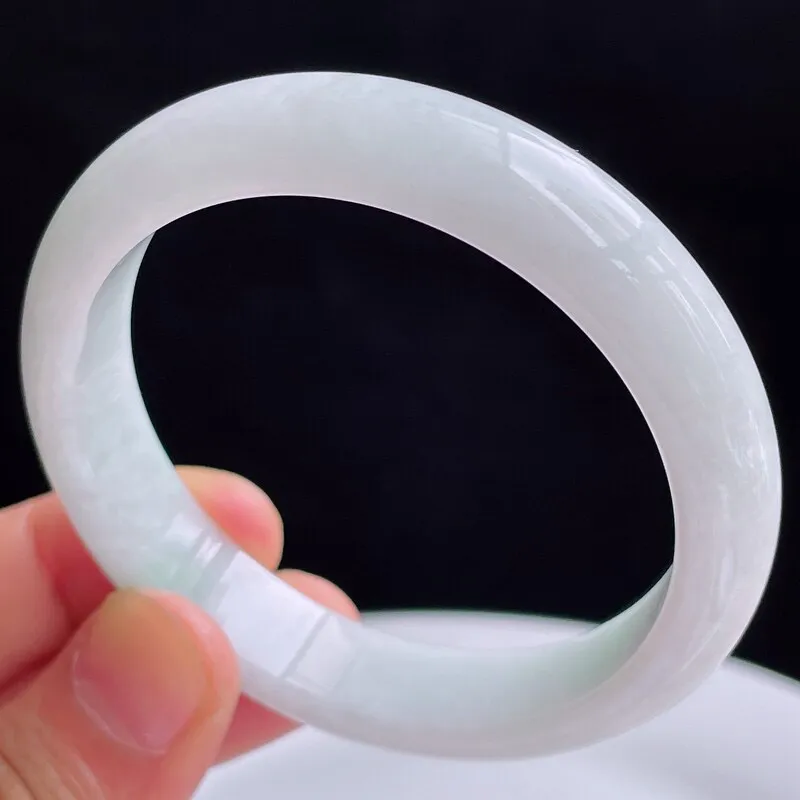 自然光拍摄天然翡翠A货好种水54mm正圈手镯 45.64克