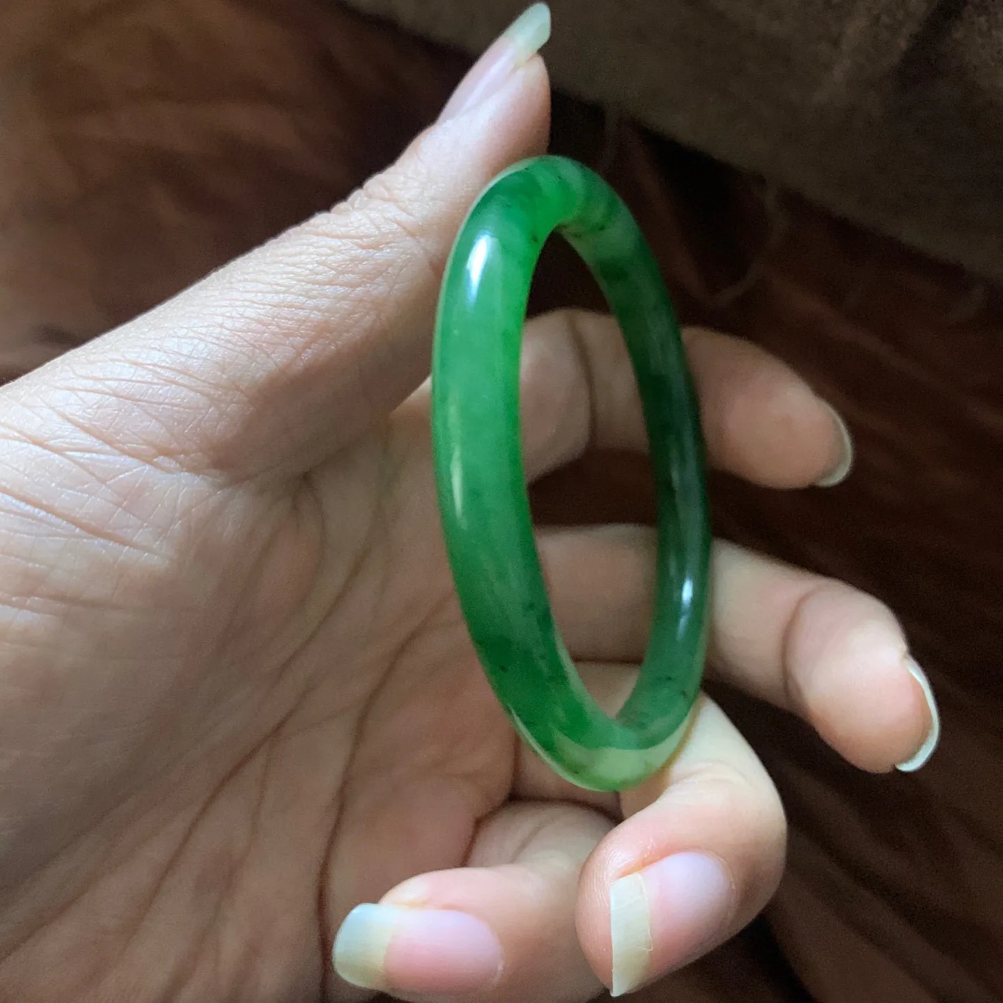 和田玉碧玉54.5圈口苹果绿手镯，镯型古朴典雅。在诗情画意的雨巷相遇，你是我腕间的一抹风情，有你眸有深情.清风荡漾湖间静水，我愿俯身低眉，在烟波涟漪处寻