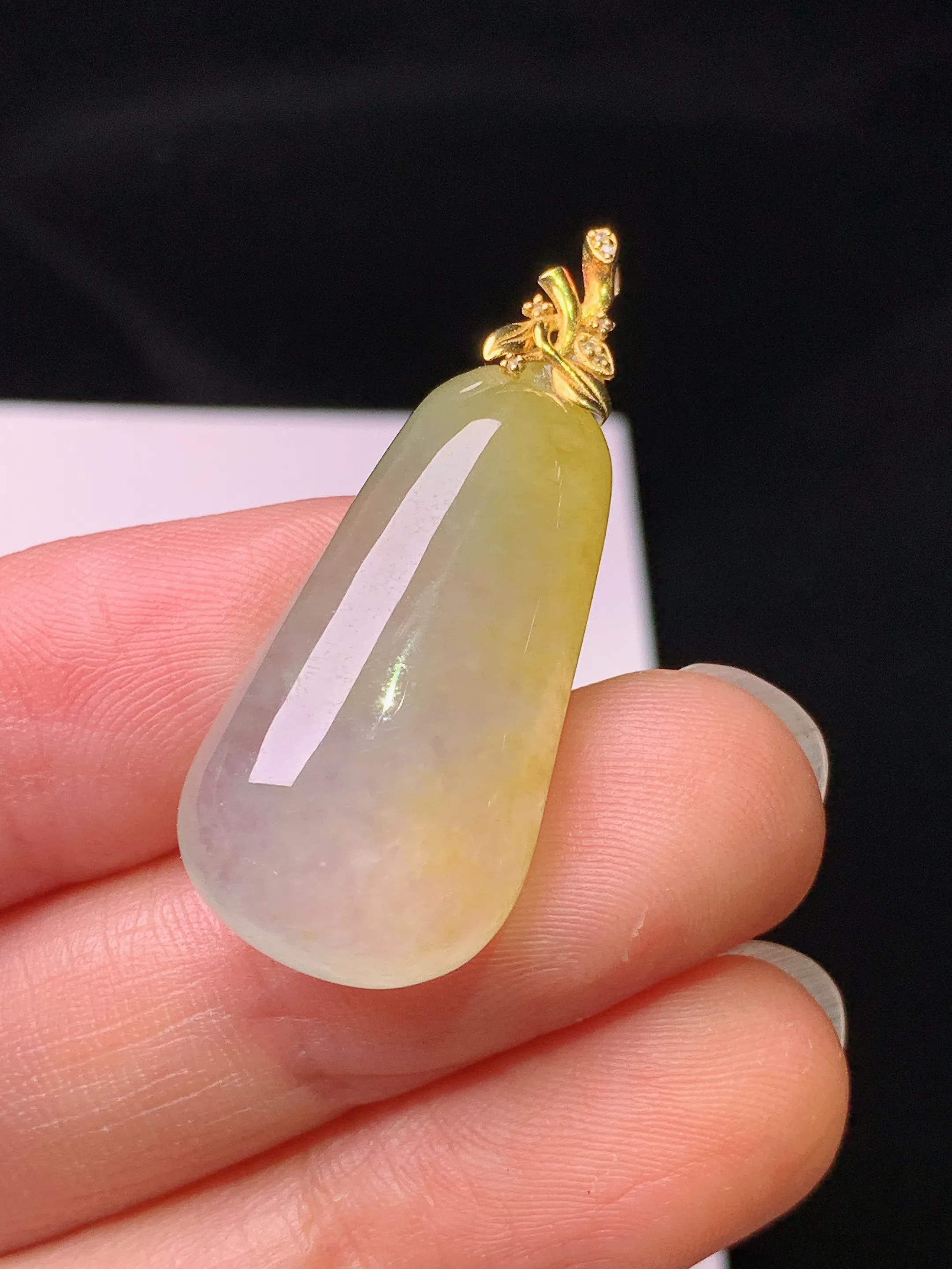 18k金钻镶嵌冰种飘黄翡福瓜吊坠 玉质细腻 色泽艳丽清新 整体尺寸34.3*14.5*6.2