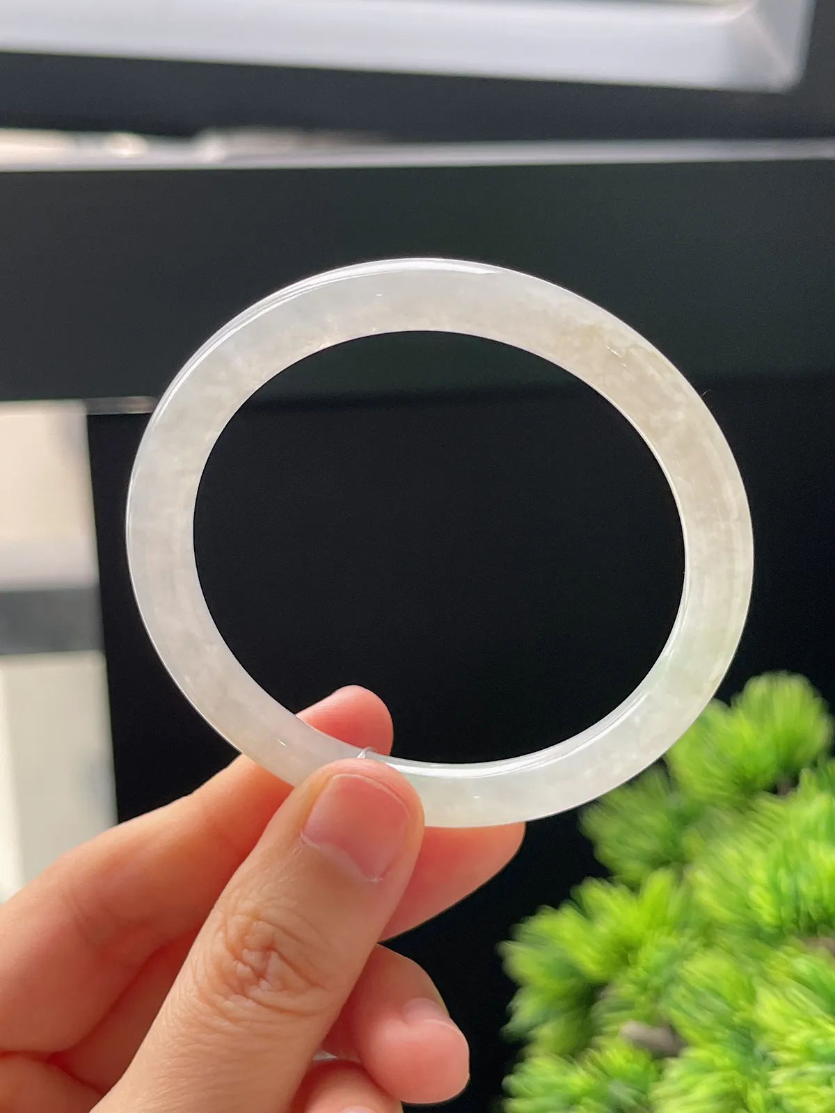 圆镯52.1圈口，翡翠冰糯淡绿色美人条