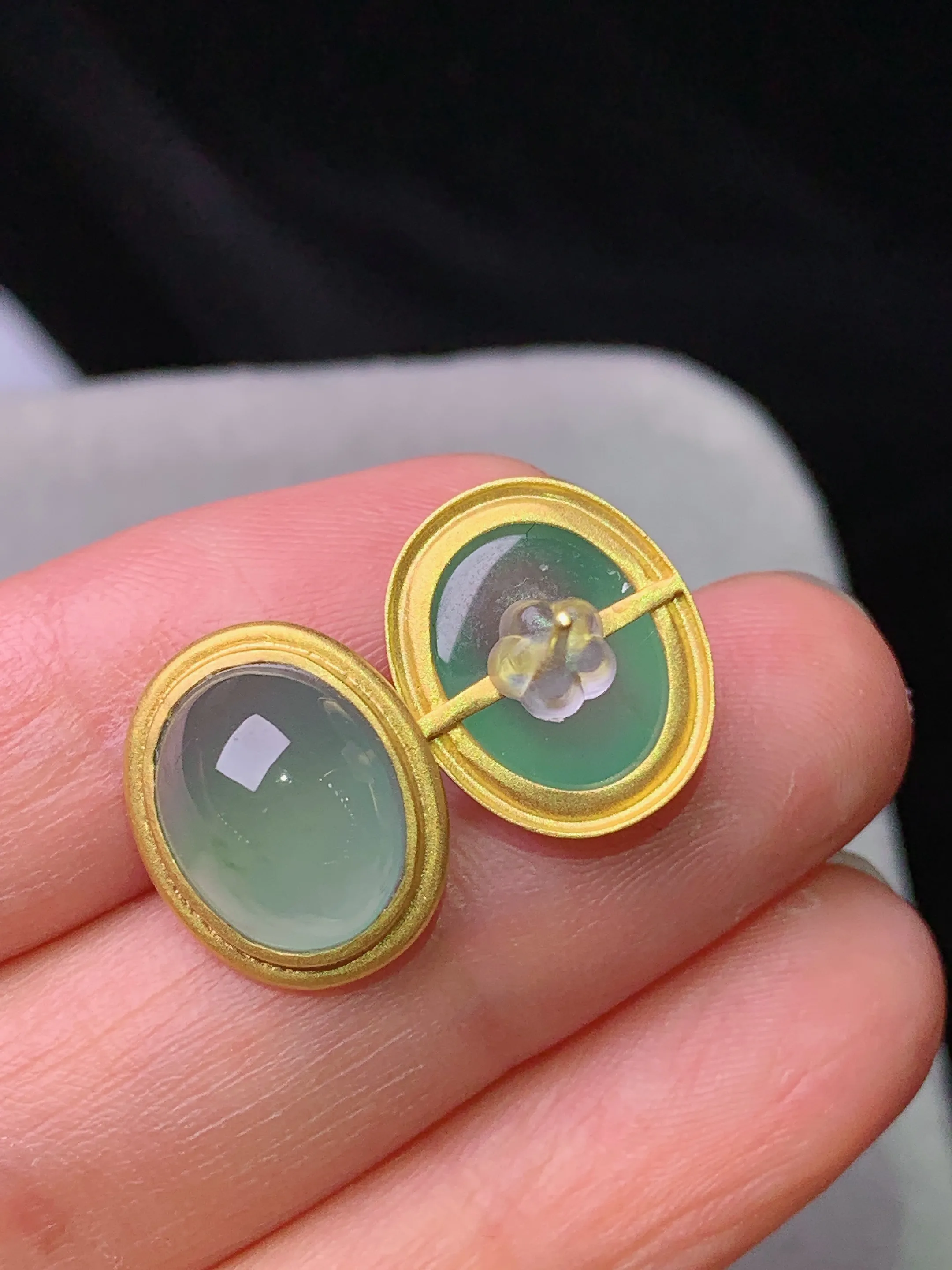 18k金镶嵌晴绿蛋面耳钉 玉质细腻 色泽艳丽清新 整体尺寸15*12.3*7.2