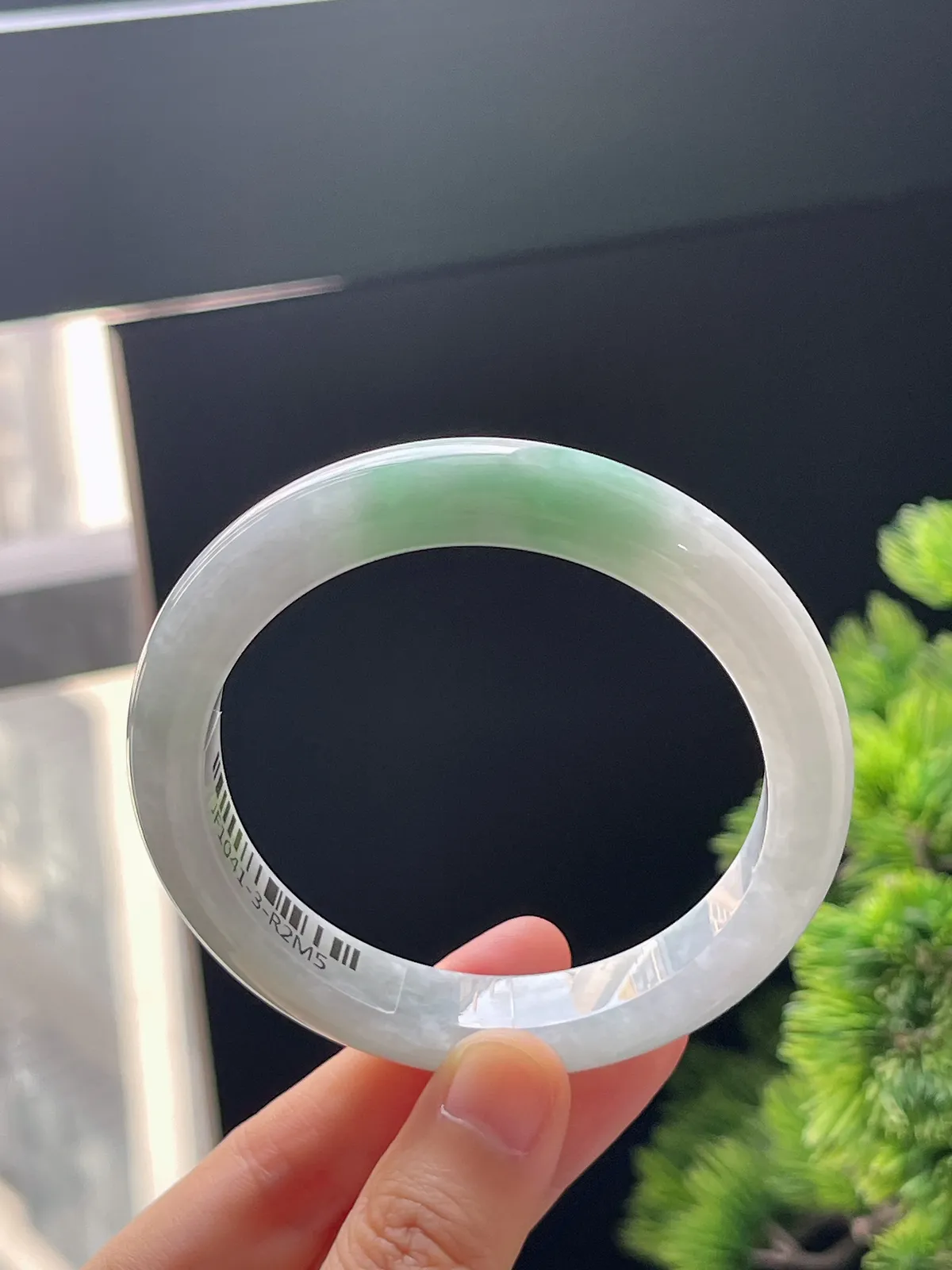 正圈57.7圈口，翡翠糯化种飘绿手镯