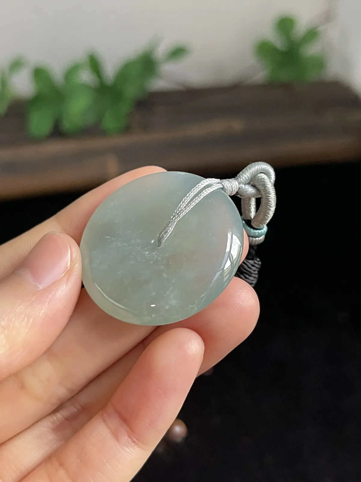 翡翠冰糯种淡绿色平安扣，配珠未测