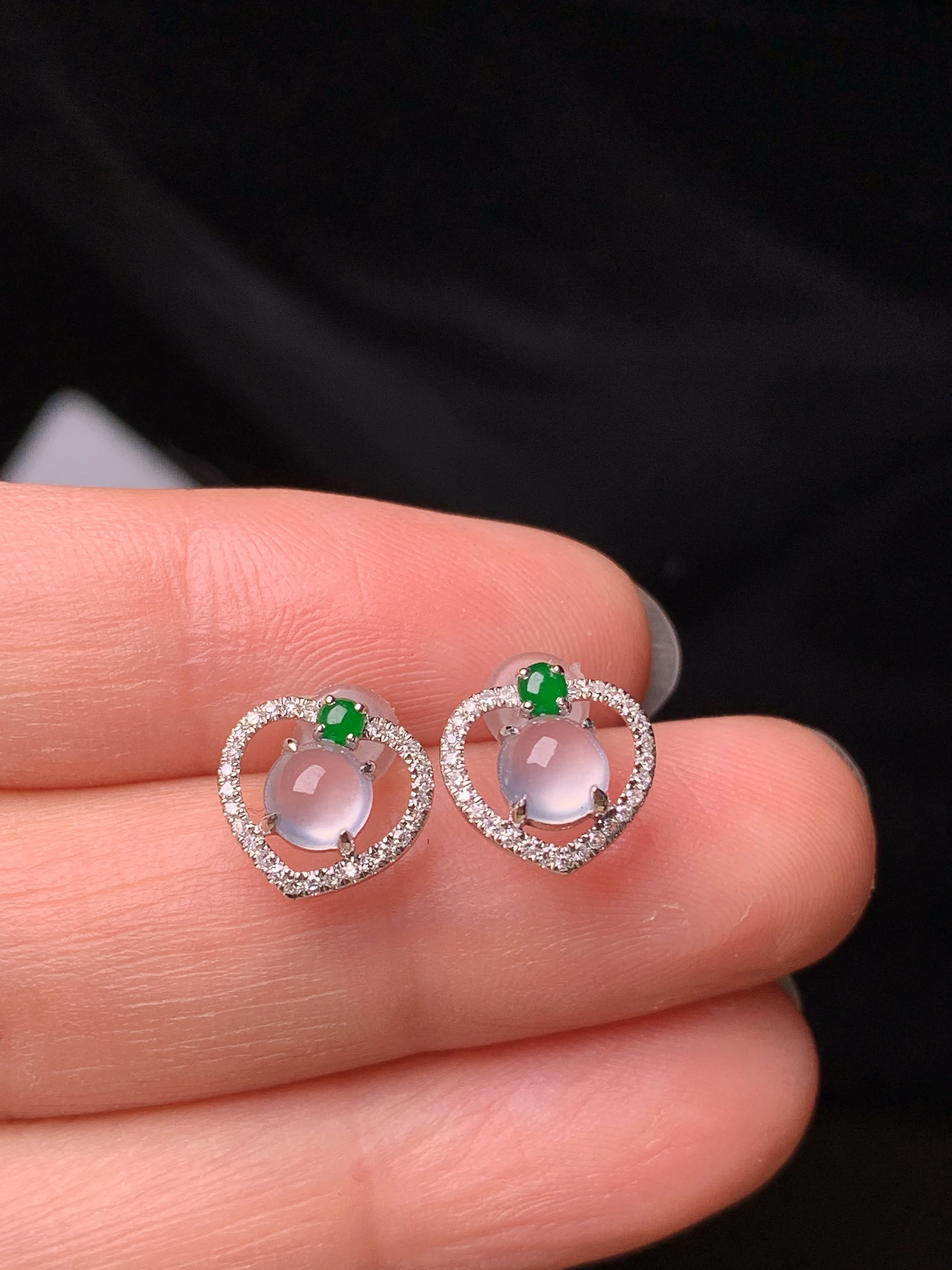 18k金钻镶嵌冰种蛋面耳钉 玉质细腻 色泽艳丽清新 整体尺寸9.5*9.8*4.3