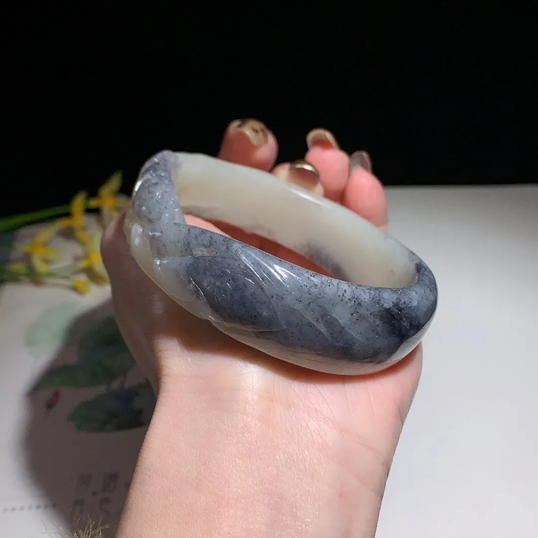 和田玉60.3圈口青花连年有余雕花宽版手镯，玉质细腻油润 底色纯净 脂粉好，品质好