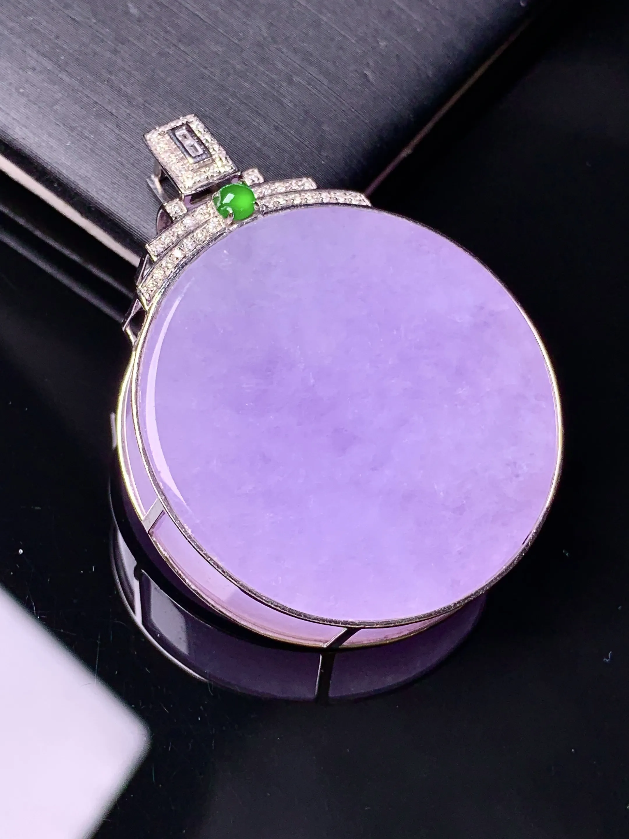 18k金钻镶嵌紫罗兰圆牌吊坠 玉质细腻 色泽艳丽清新 整体尺寸39.3*29.5*7.5