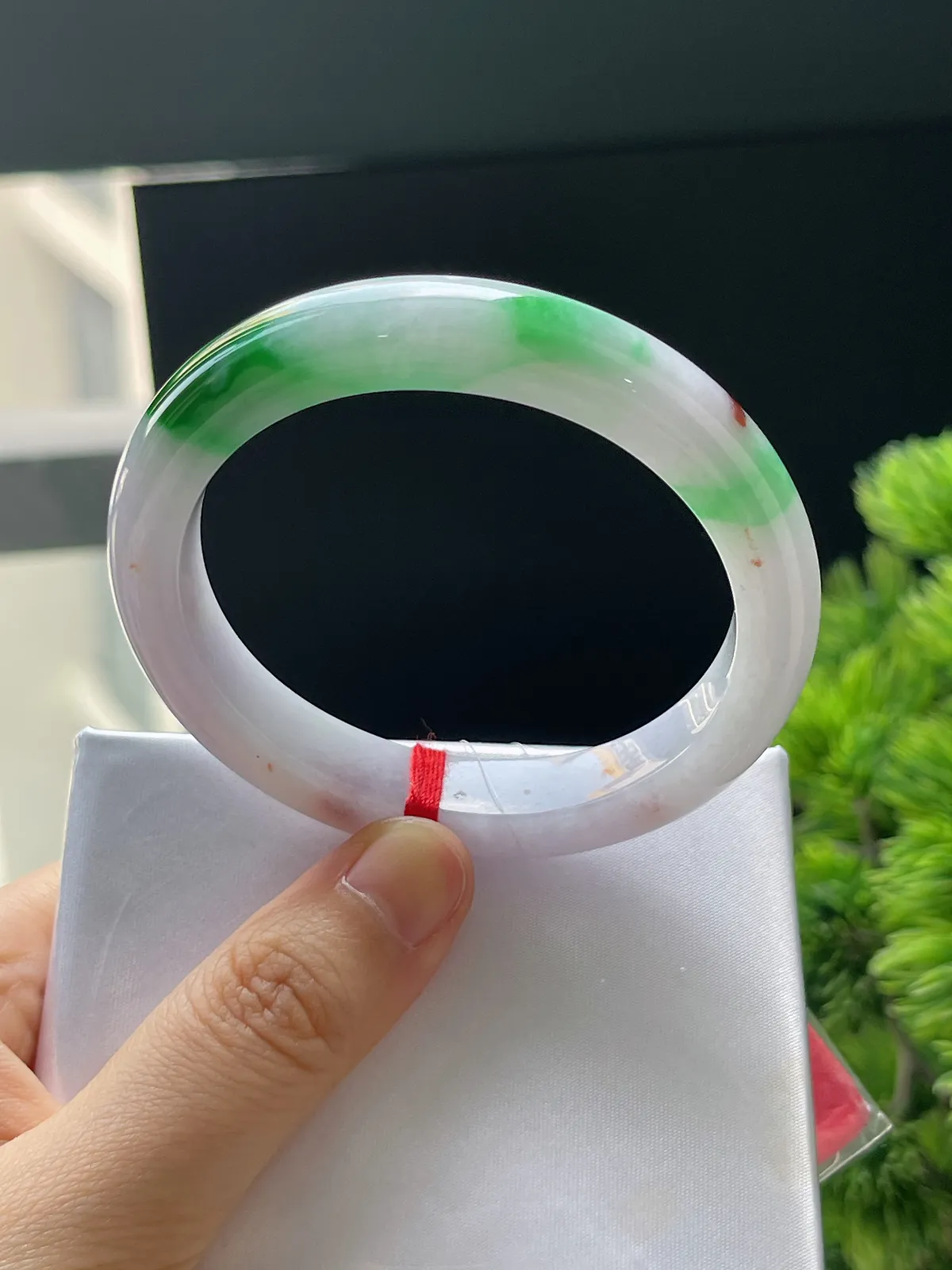 贵妃镯52.5圈口，翡翠糯化种辣绿色手镯