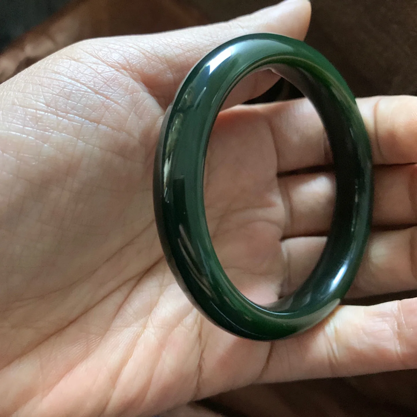 和田玉碧玉54.8圈口菠菜绿手镯【挽间柔情】，镯型古朴典雅。在诗情画意的雨巷相遇，你是我腕间的一抹风情，有你眸有深情.清风荡漾湖间静水，我愿俯身低眉，在烟波涟漪处寻