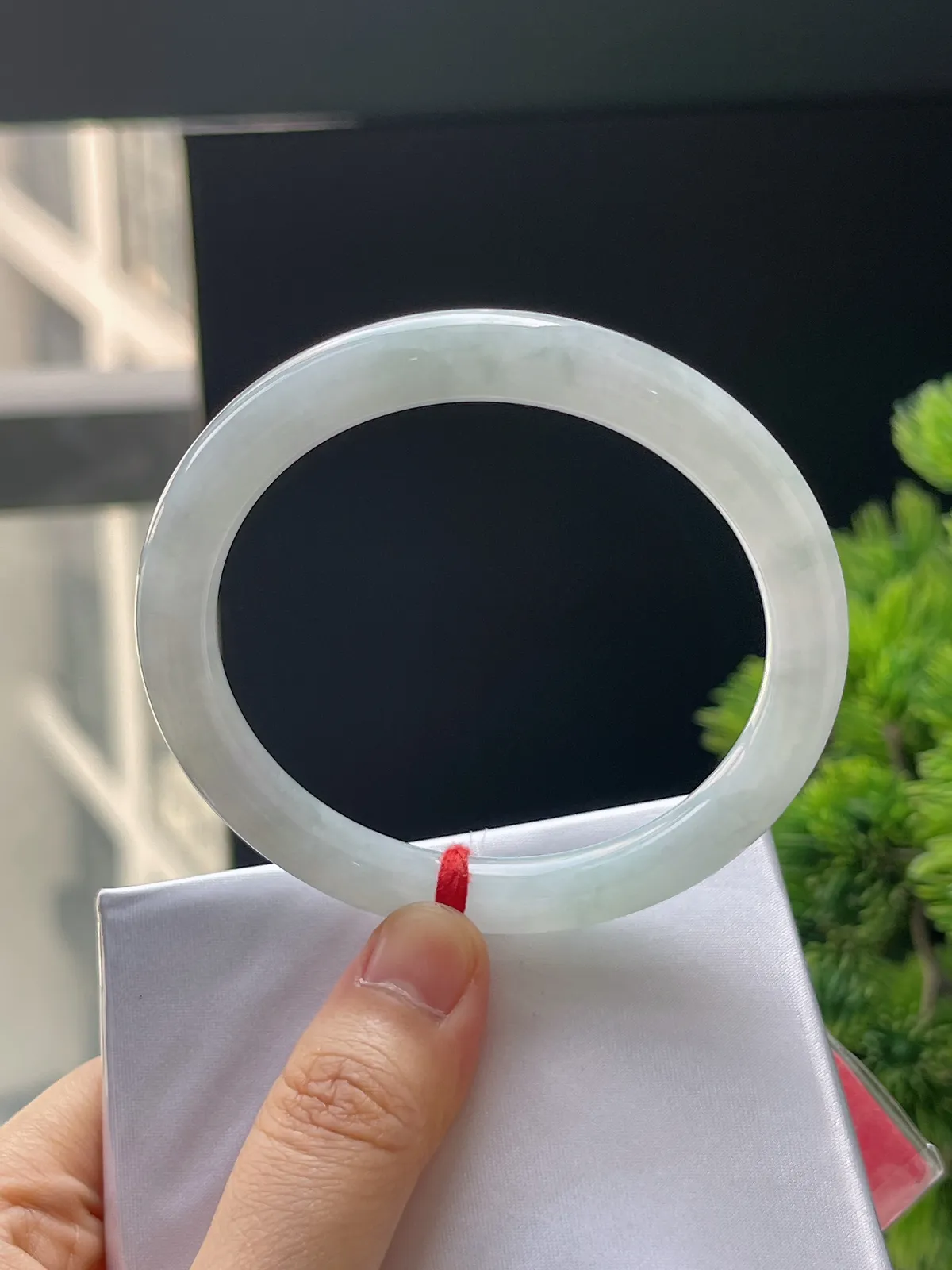 圆镯55.9圈口，翡翠糯化种淡绿色手镯