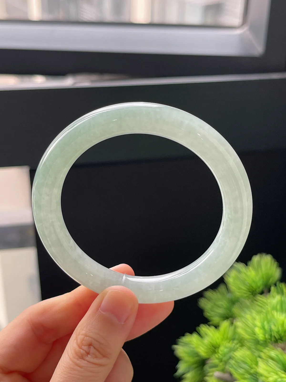 圆镯55.7圈口，翡翠冰糯种浅绿色手镯