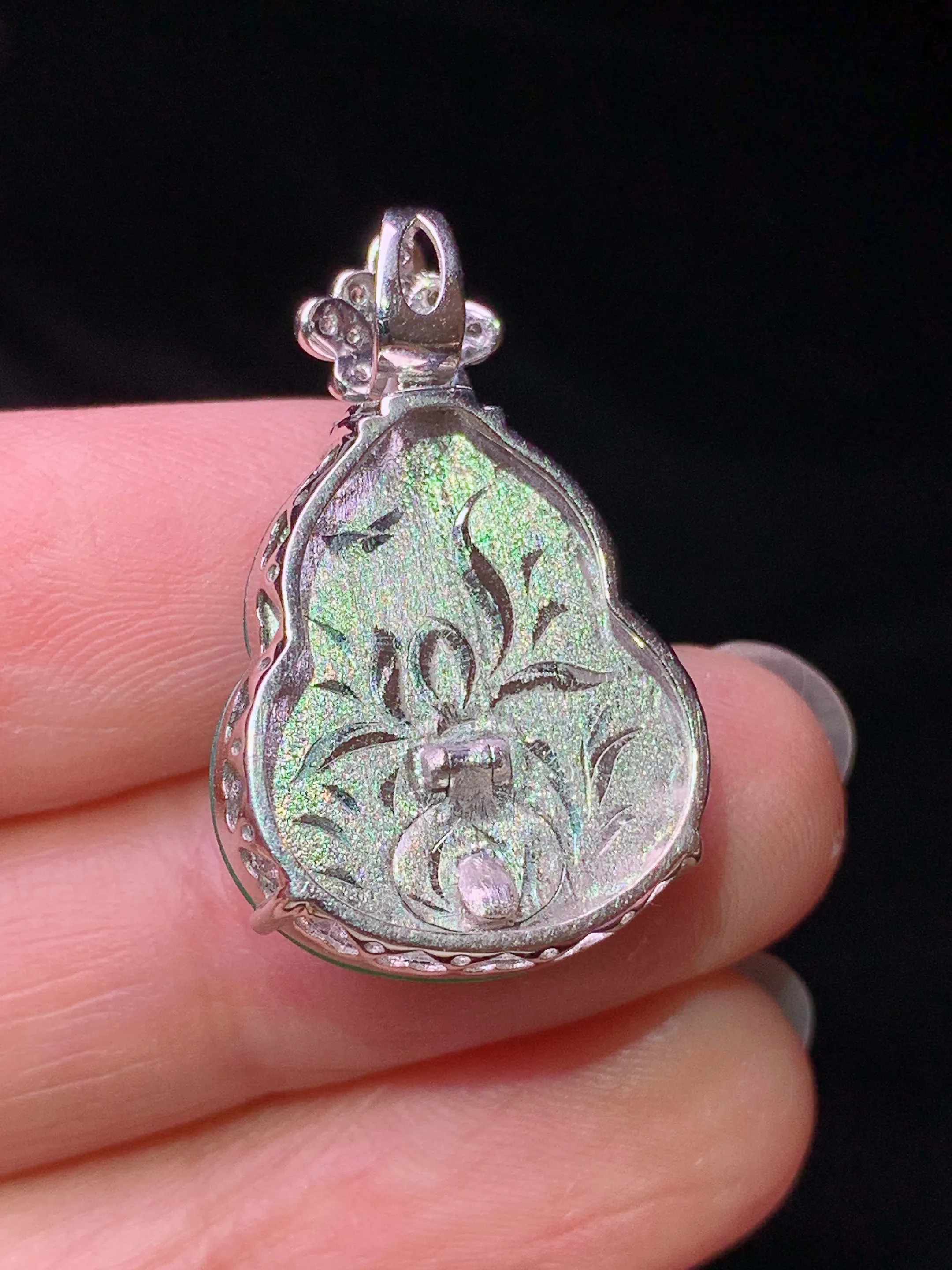 18k金钻镶嵌翠绿葫芦吊坠 玉质细腻 色泽艳丽清新 整体尺寸27.3*17.2*8.7