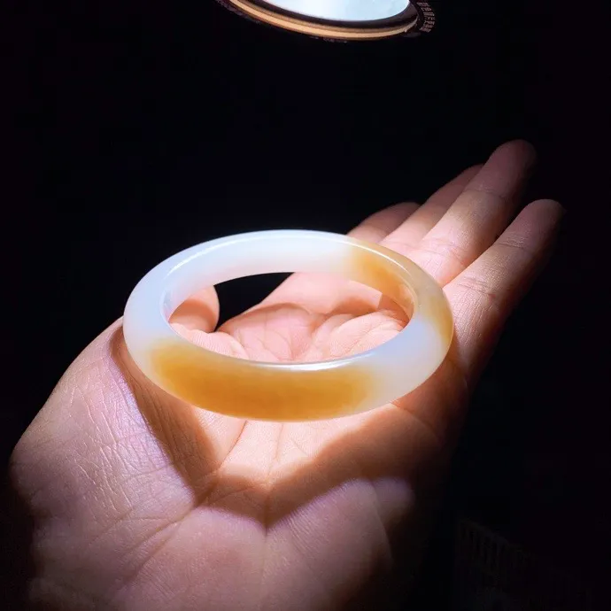 51圈口 新疆且末糖手镯。且末糖羊脂白玉手镯。圈口51条宽10厚9mm重39克，白度一级。玉质细腻油润 脂粉好，品质好！lt250611