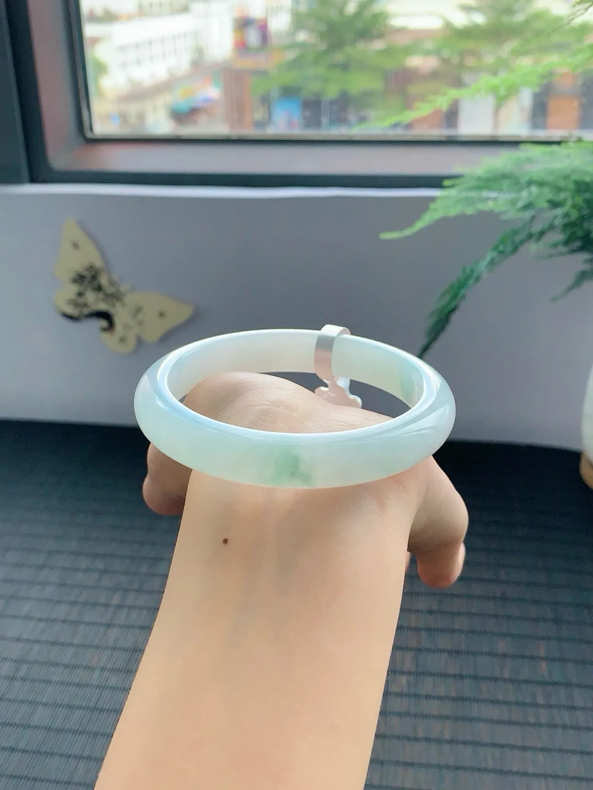 冰飘花手镯，镯色生香，水润中透着灵气，仿佛有生命在其中流淌。花色灵动飘逸，如同翩翩起舞的精灵，为手镯增添了无尽的魅力
【尺寸】61-11.5-8mm