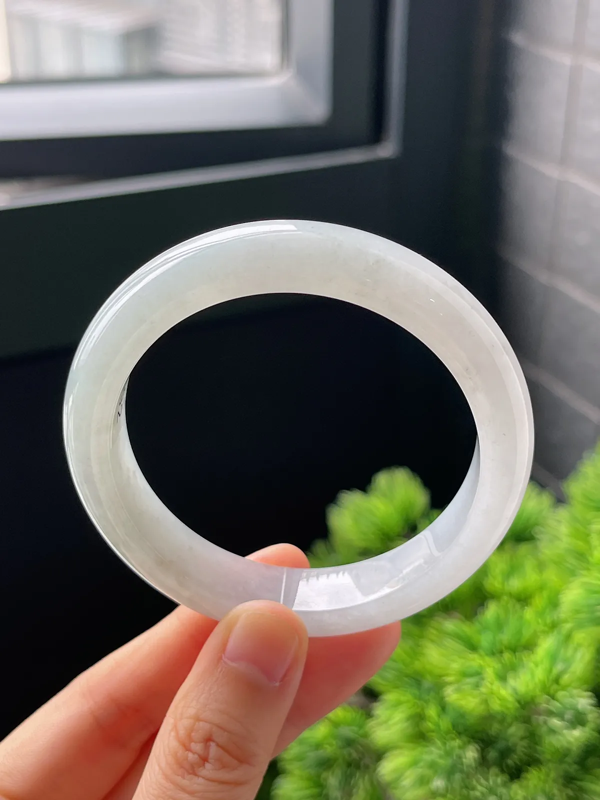 正圈54.8圈口，翡翠冰糯种浅绿色手镯