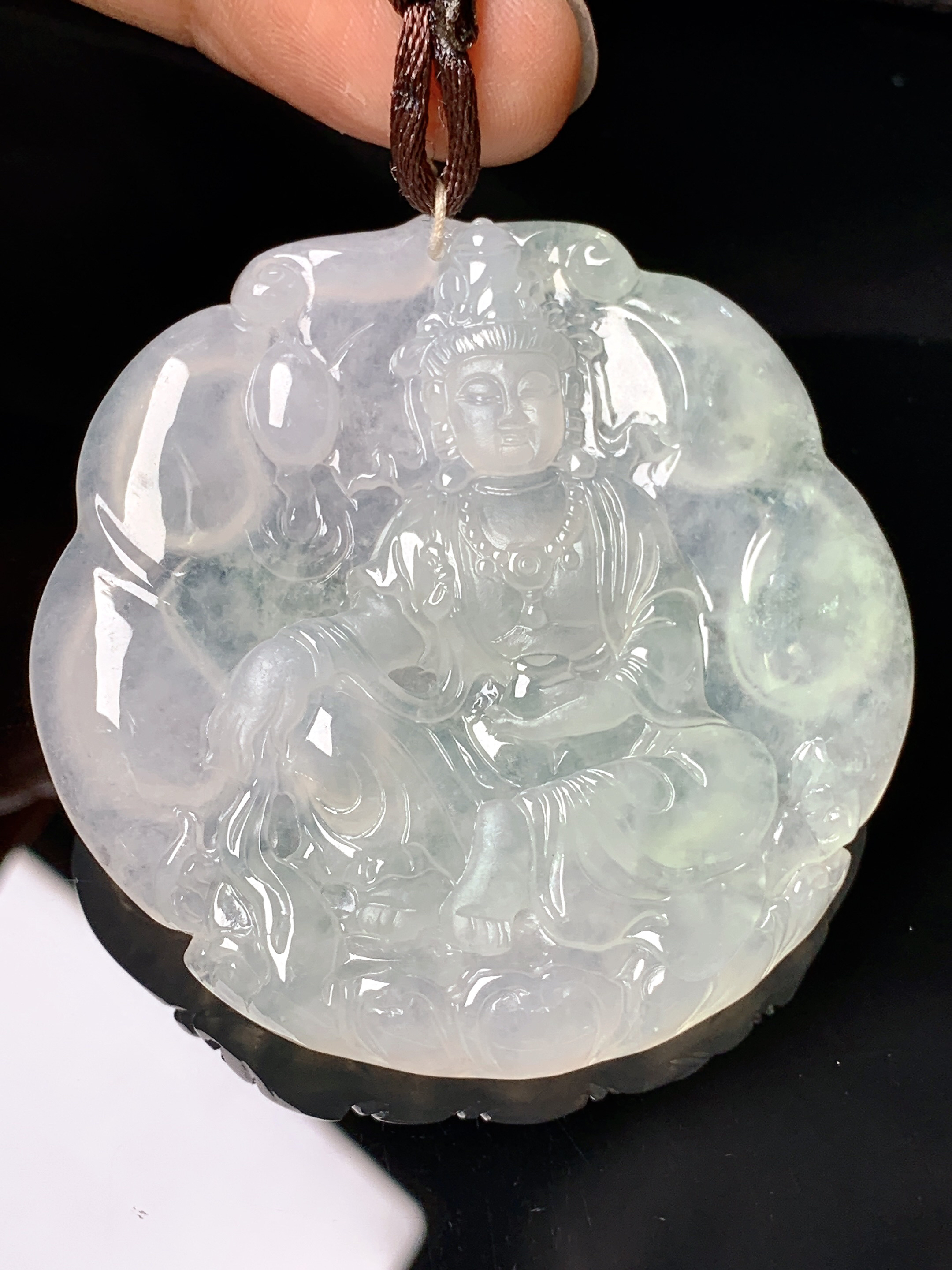 冰种观音菩萨吊坠 玉质细腻 色泽艳丽清新 整体尺寸52.8*52.2*6.2