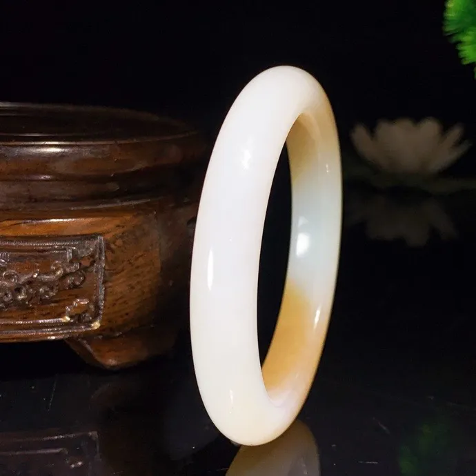 51圈口 新疆且末糖手镯。且末糖羊脂白玉手镯。圈口51条宽10厚9mm重39克，白度一级。玉质细腻油润 脂粉好，品质好！lt250611