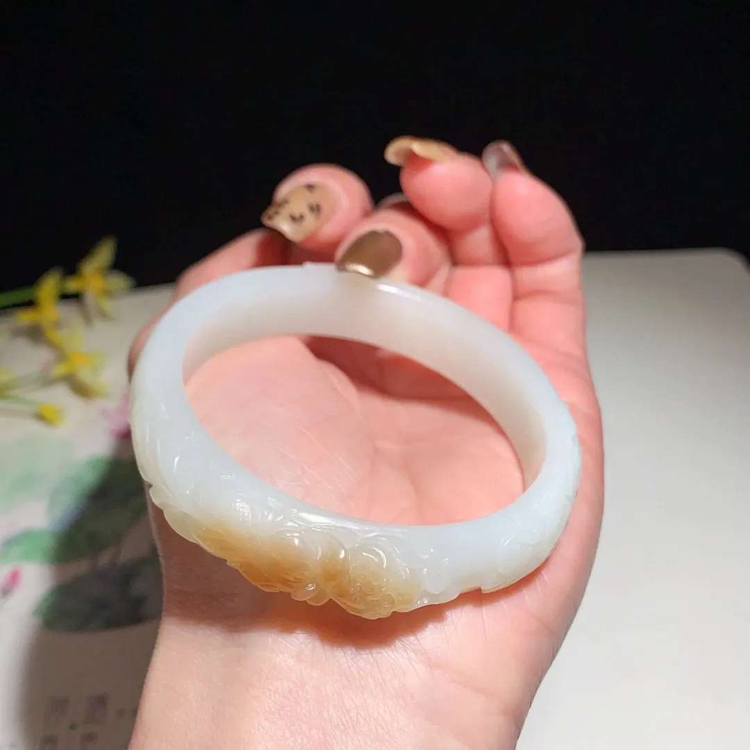 和田玉54圈口且末糖料雕花手镯，玉质细腻油润 底色纯净 无裂无杂 脂粉好，品质好