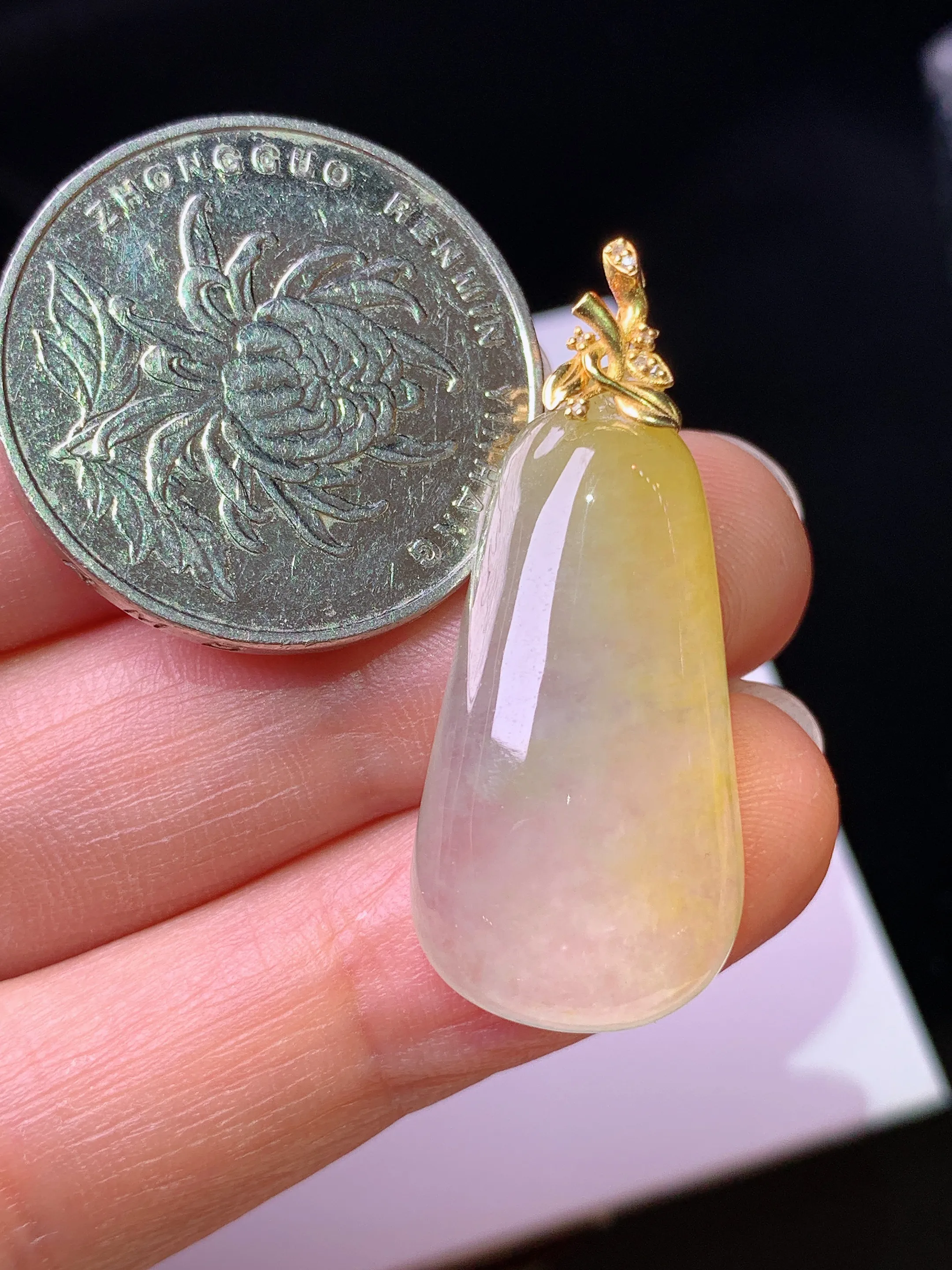 18k金钻镶嵌冰种飘黄翡福瓜吊坠 玉质细腻 色泽艳丽清新 整体尺寸34.3*14.5*6.2