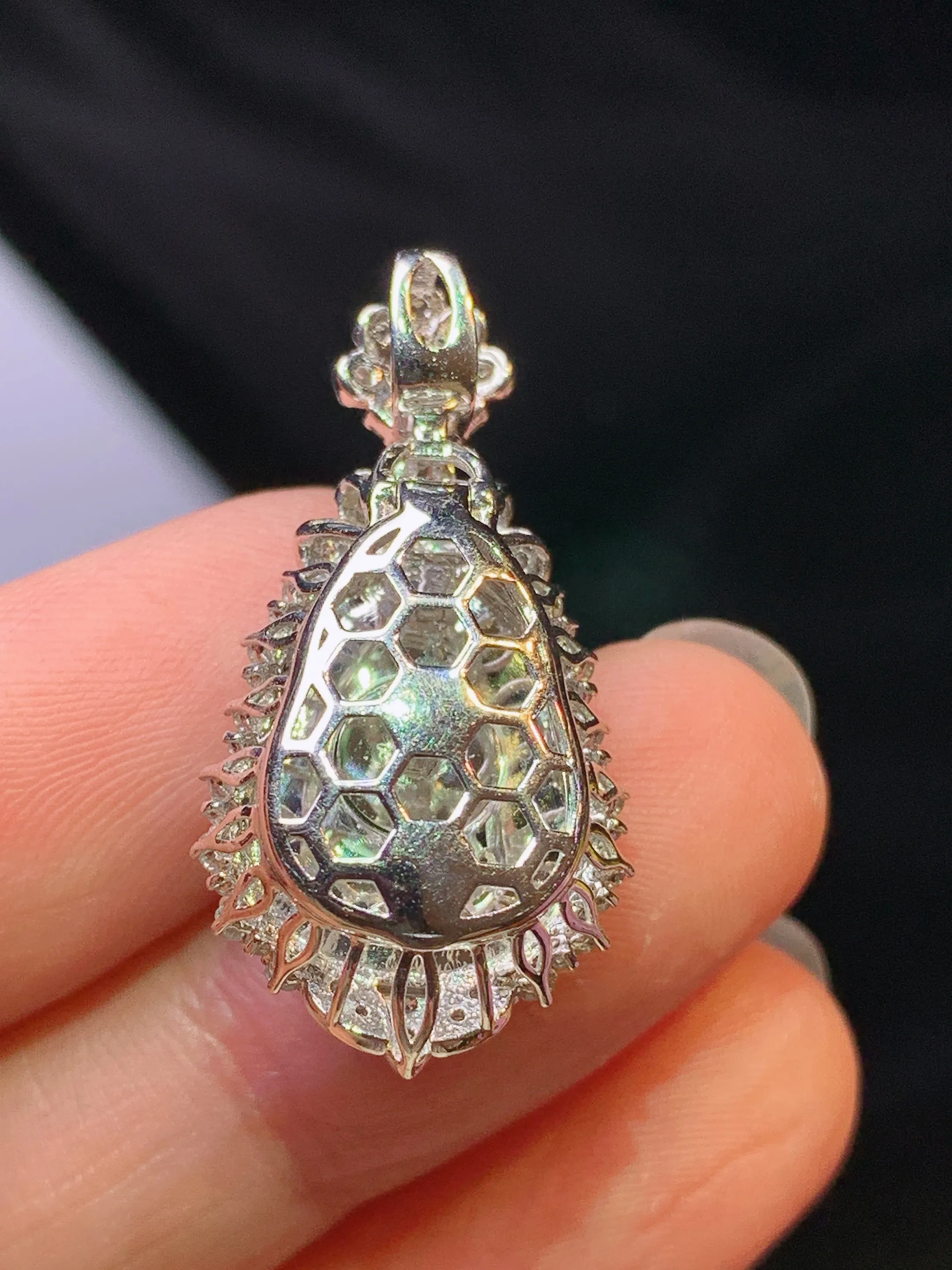 18k金钻镶嵌满绿葫芦吊坠 玉质细腻 色泽艳丽清新 整体尺寸30*15.2*12