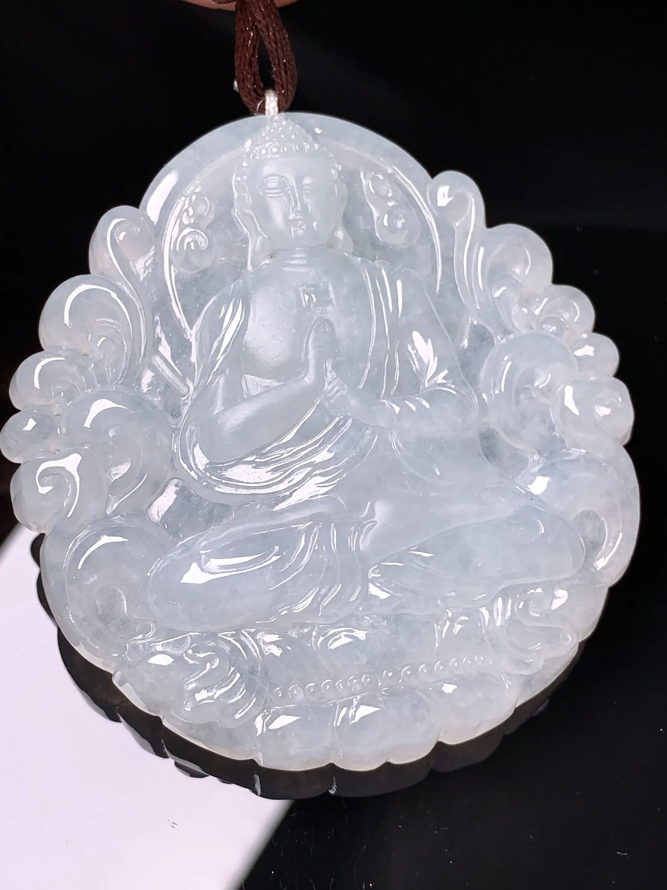 冰种大日如来佛祖吊坠 玉质细腻 色泽艳丽清新 整体尺寸57.6*53.5*8.2