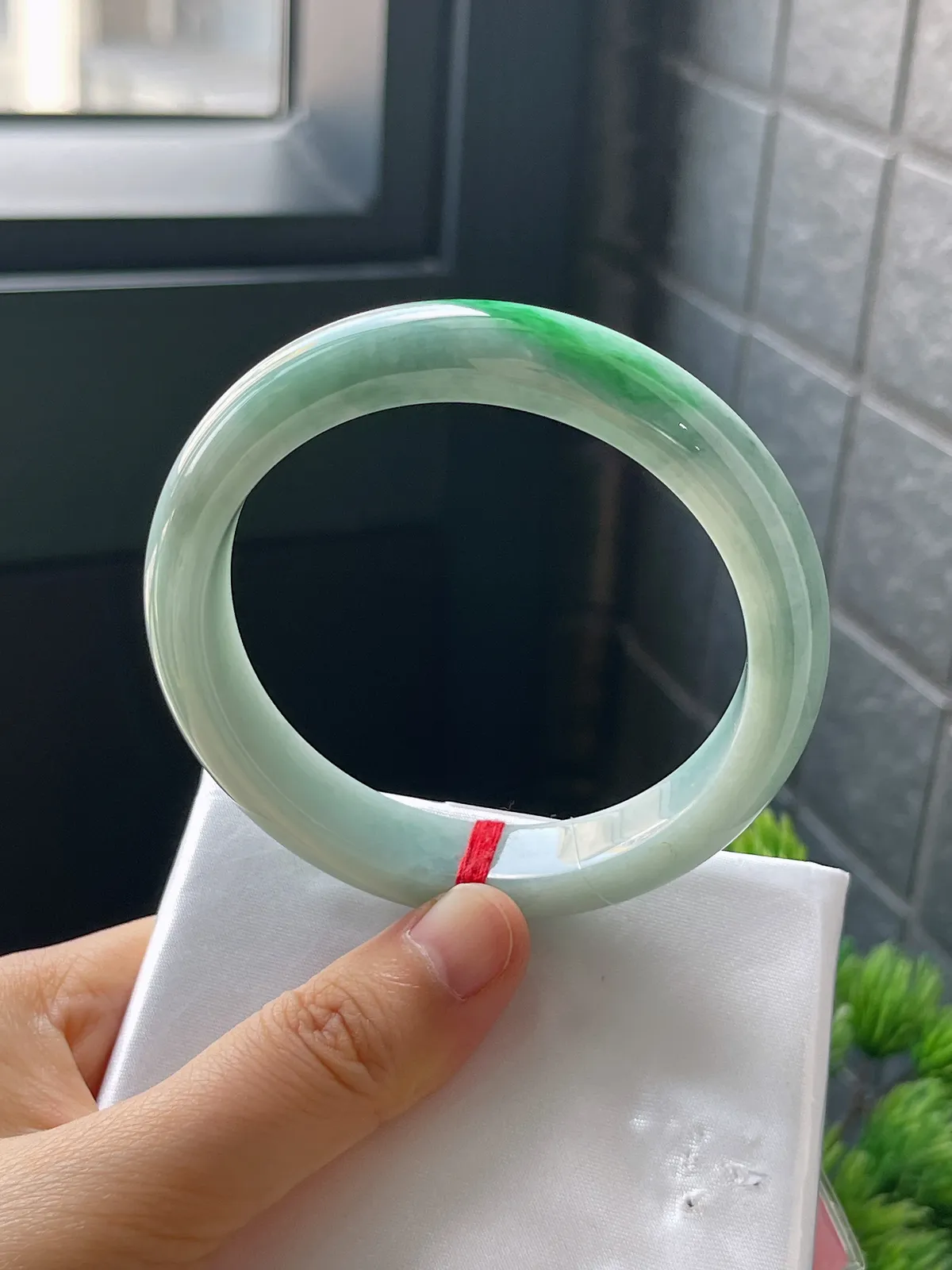 正圈57.7圈口，翡翠糯化种飘绿手镯