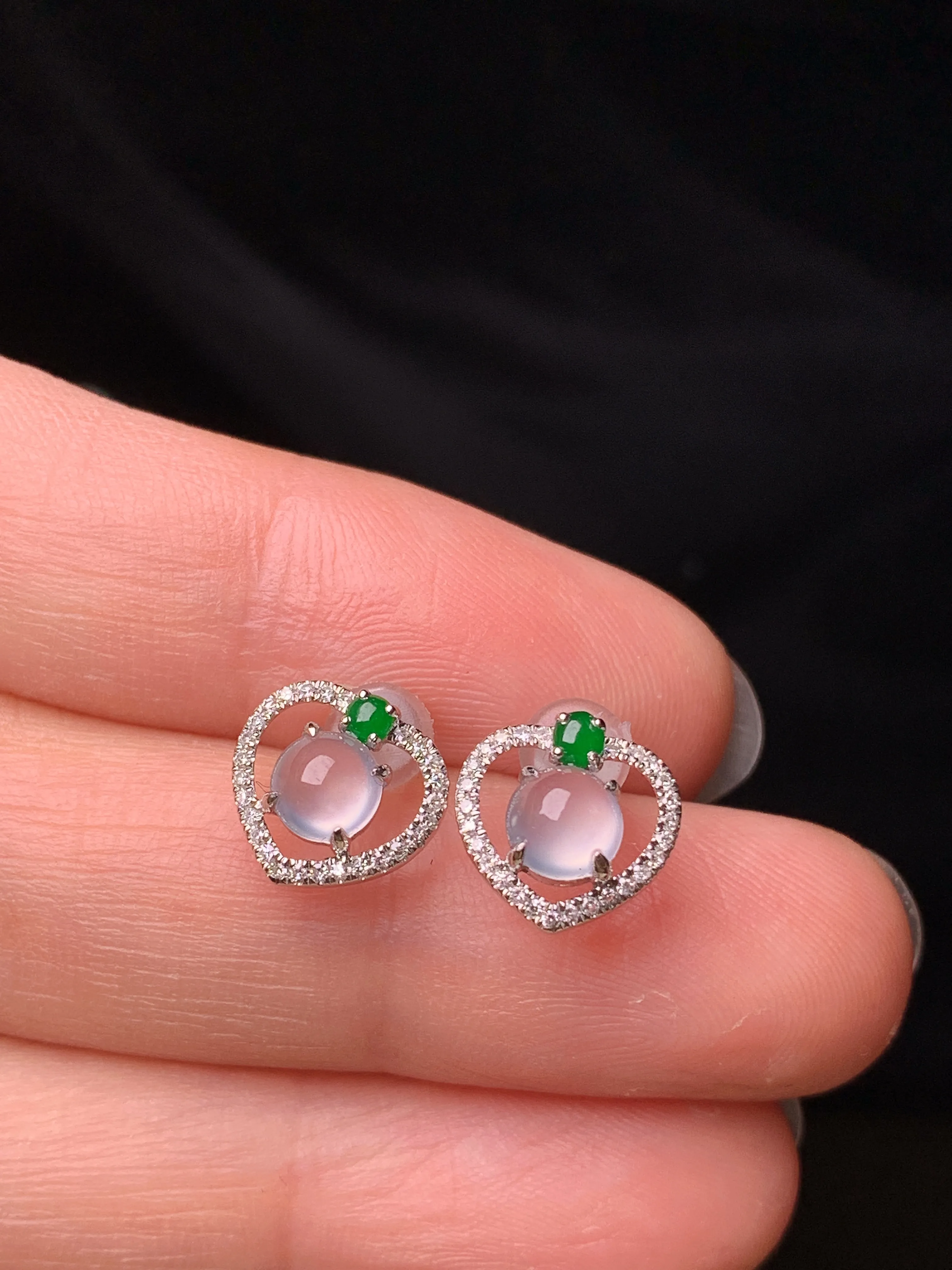 18k金钻镶嵌冰种蛋面耳钉 玉质细腻 色泽艳丽清新 整体尺寸9.5*9.8*4.3