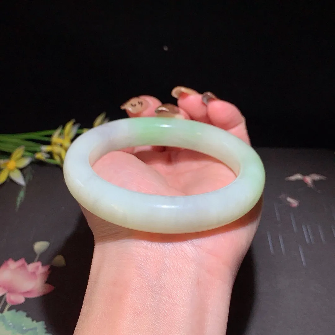 和田玉60圈口翠青手镯！玉质细腻油润 底色纯净 无裂无黑 脂粉好，品质高